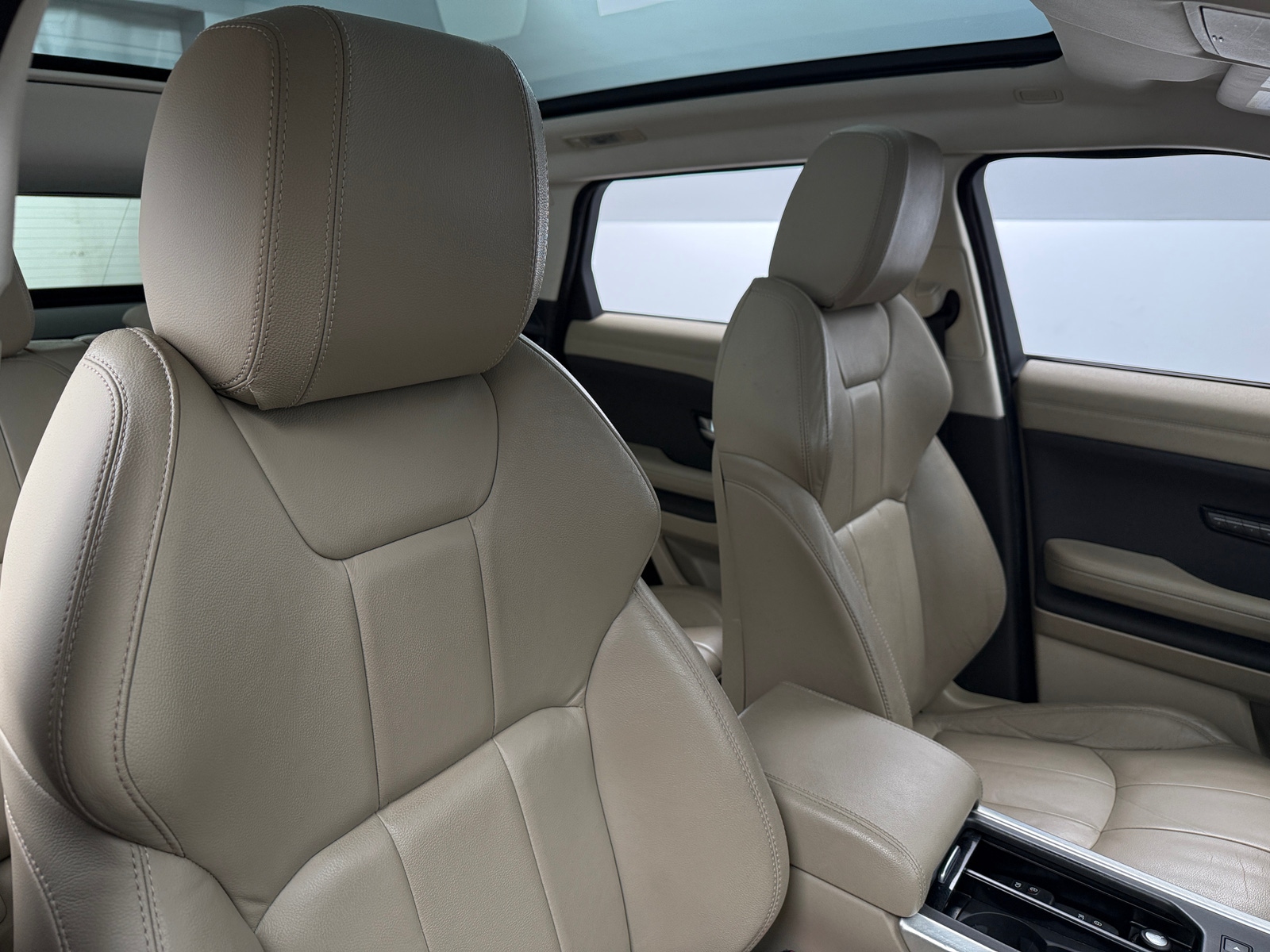 Thumbnail: 2017 Land Rover Range Rover Evoque - 2