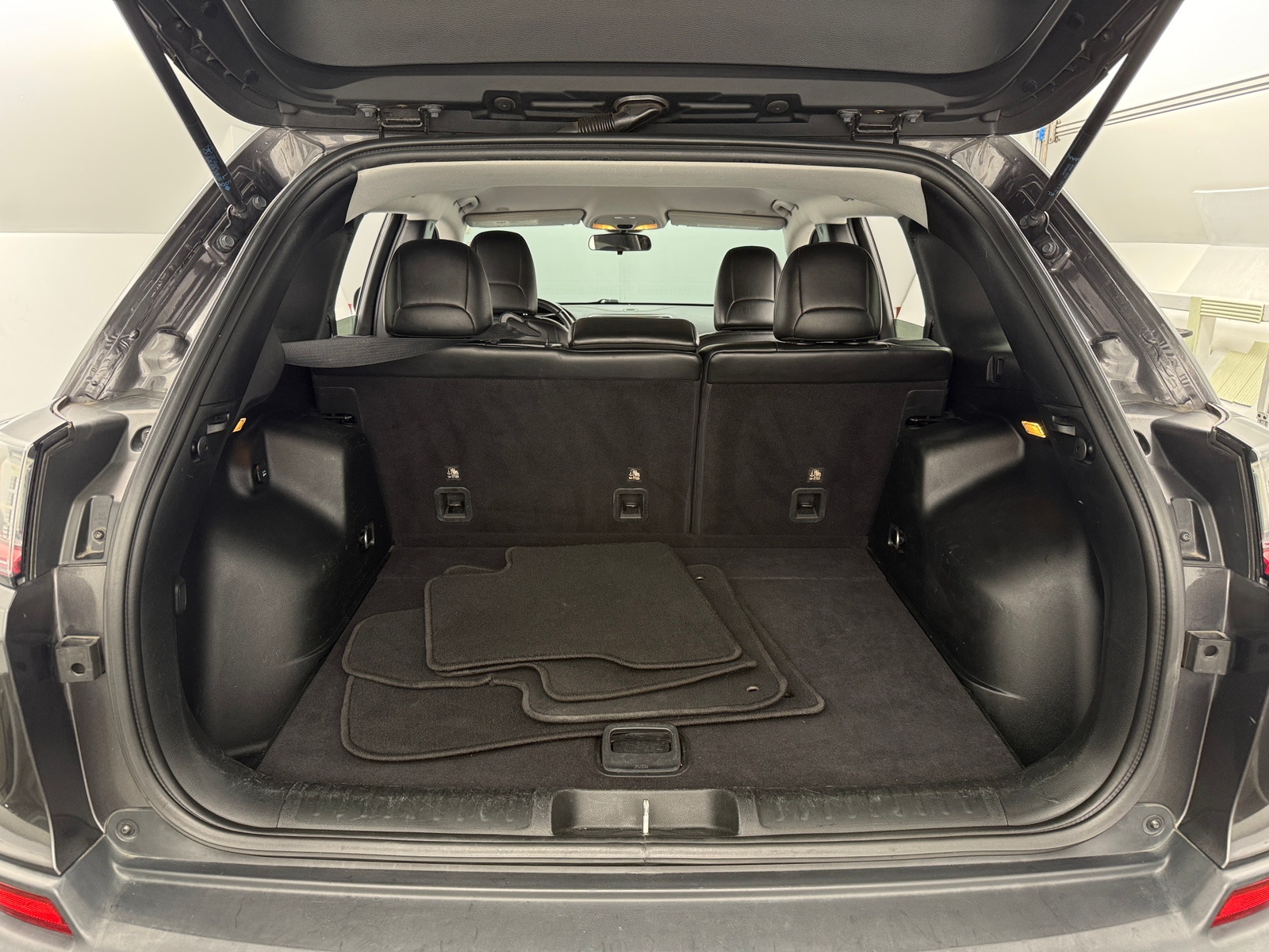 Thumbnail: 2019 Jeep Cherokee - 7