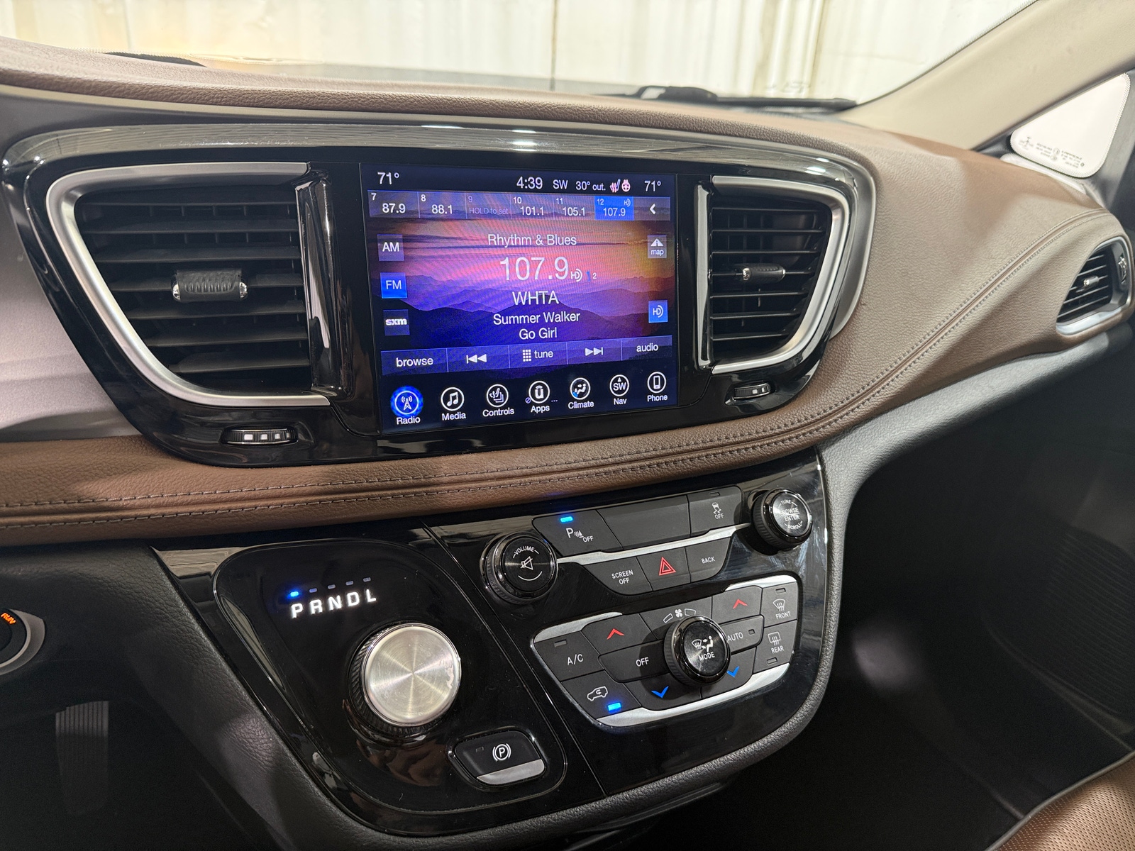 Thumbnail: 2017 Chrysler Pacifica - 3