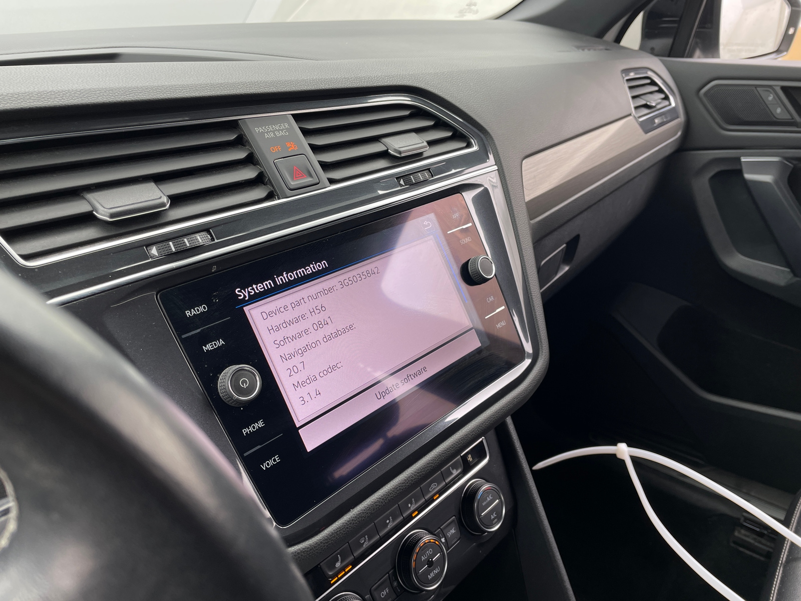 Thumbnail: 2021 Volkswagen Tiguan - 3