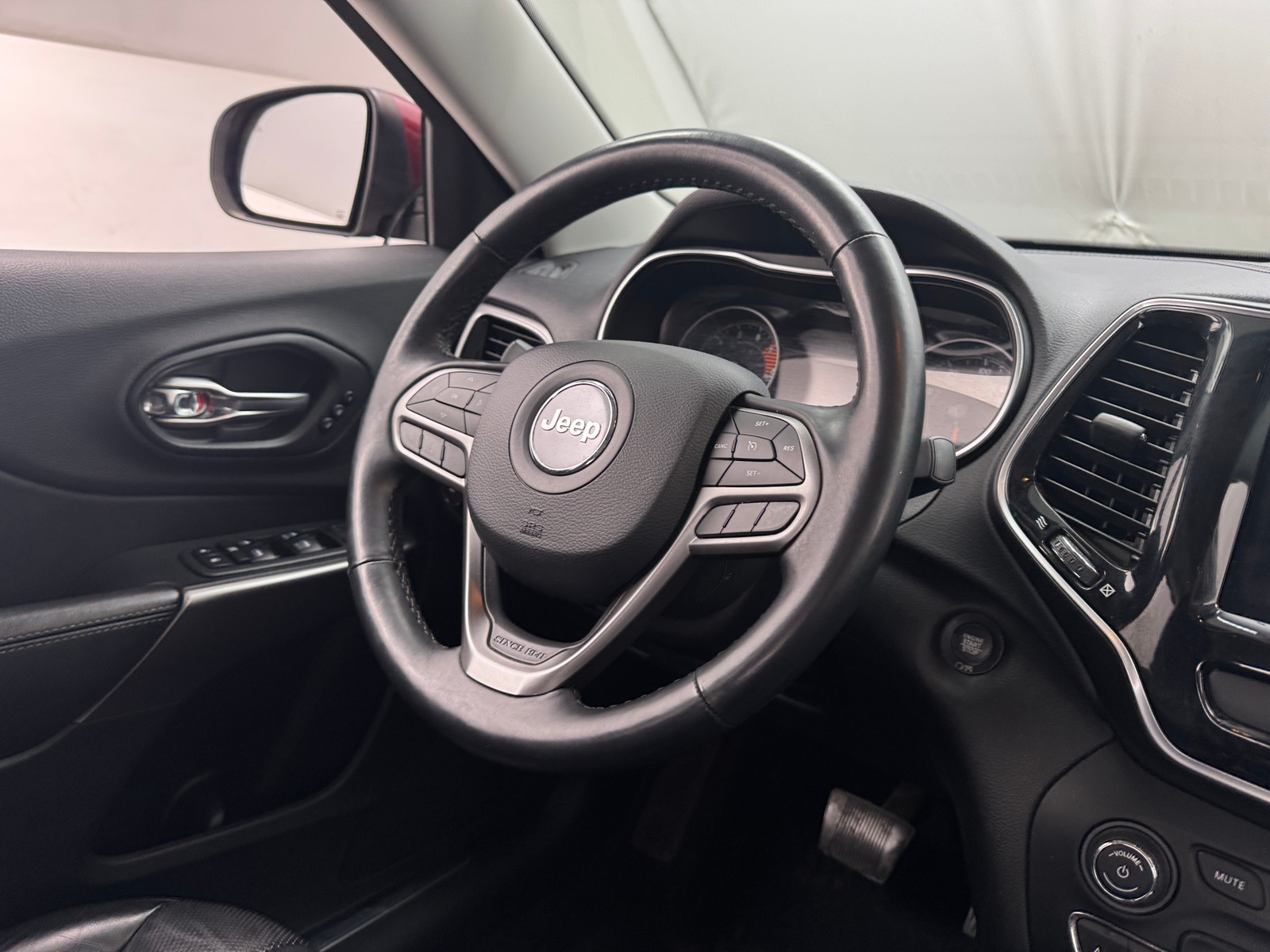 Thumbnail: 2019 Jeep Cherokee - 4