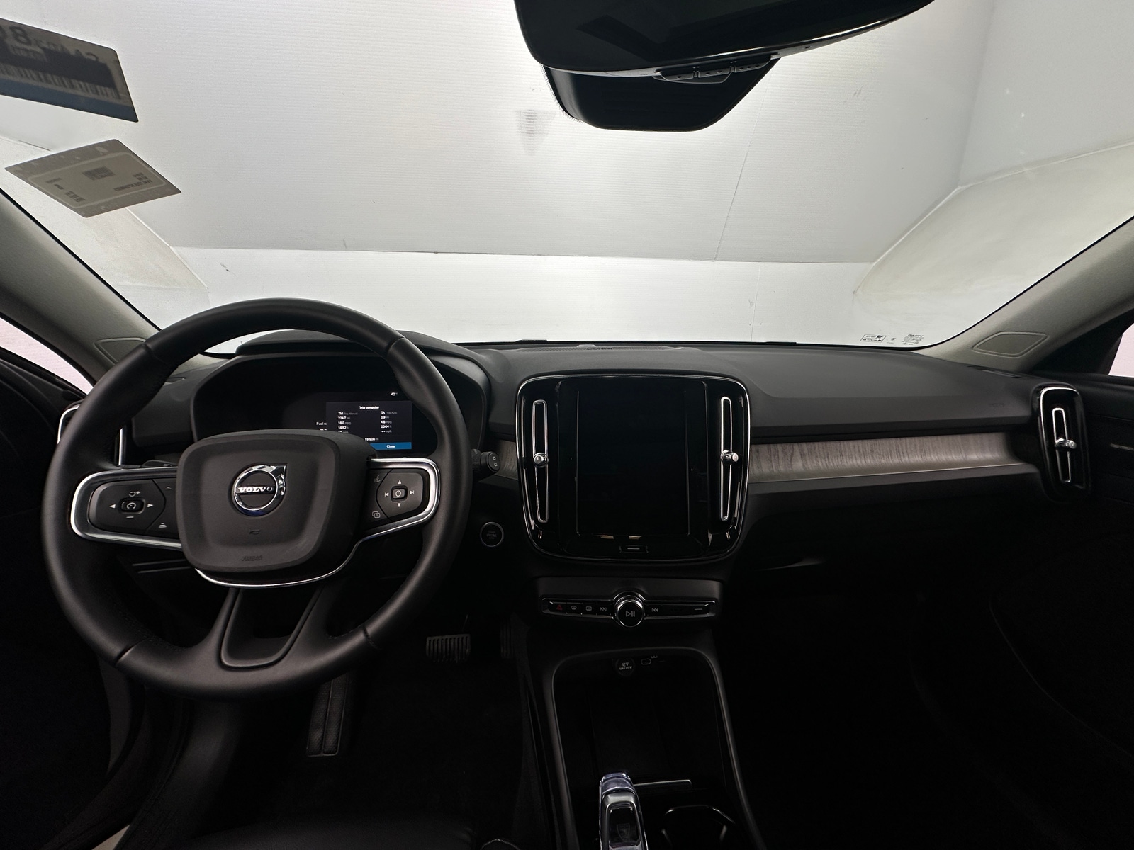 Thumbnail: 2023 Volvo XC40 - 3