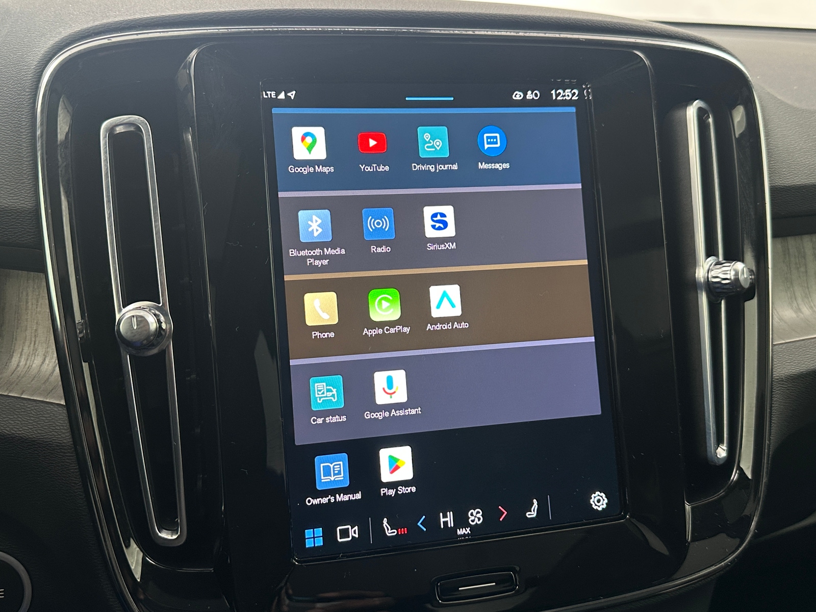 Thumbnail: 2023 Volvo XC40 - 4