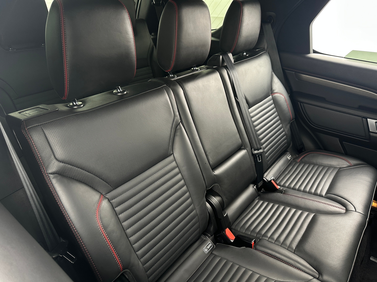 Thumbnail: 2018 Land Rover Discovery - 5