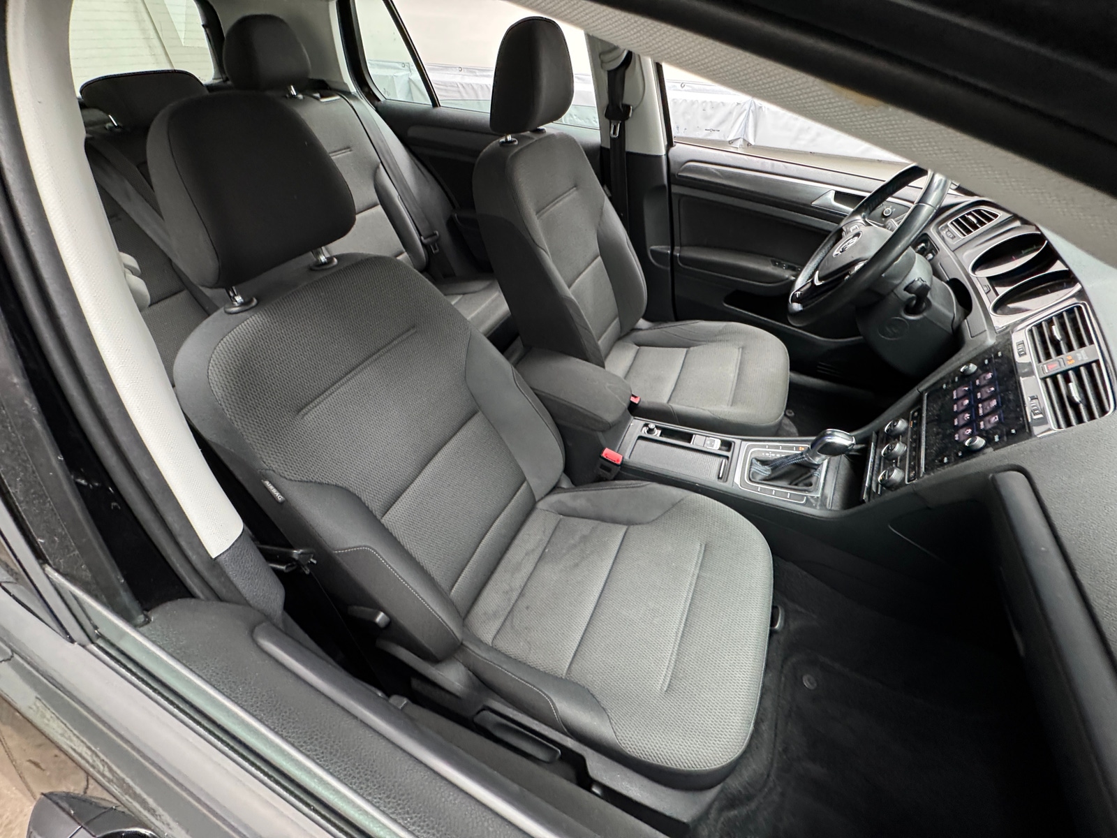 Thumbnail: 2017 Volkswagen e-Golf - 2