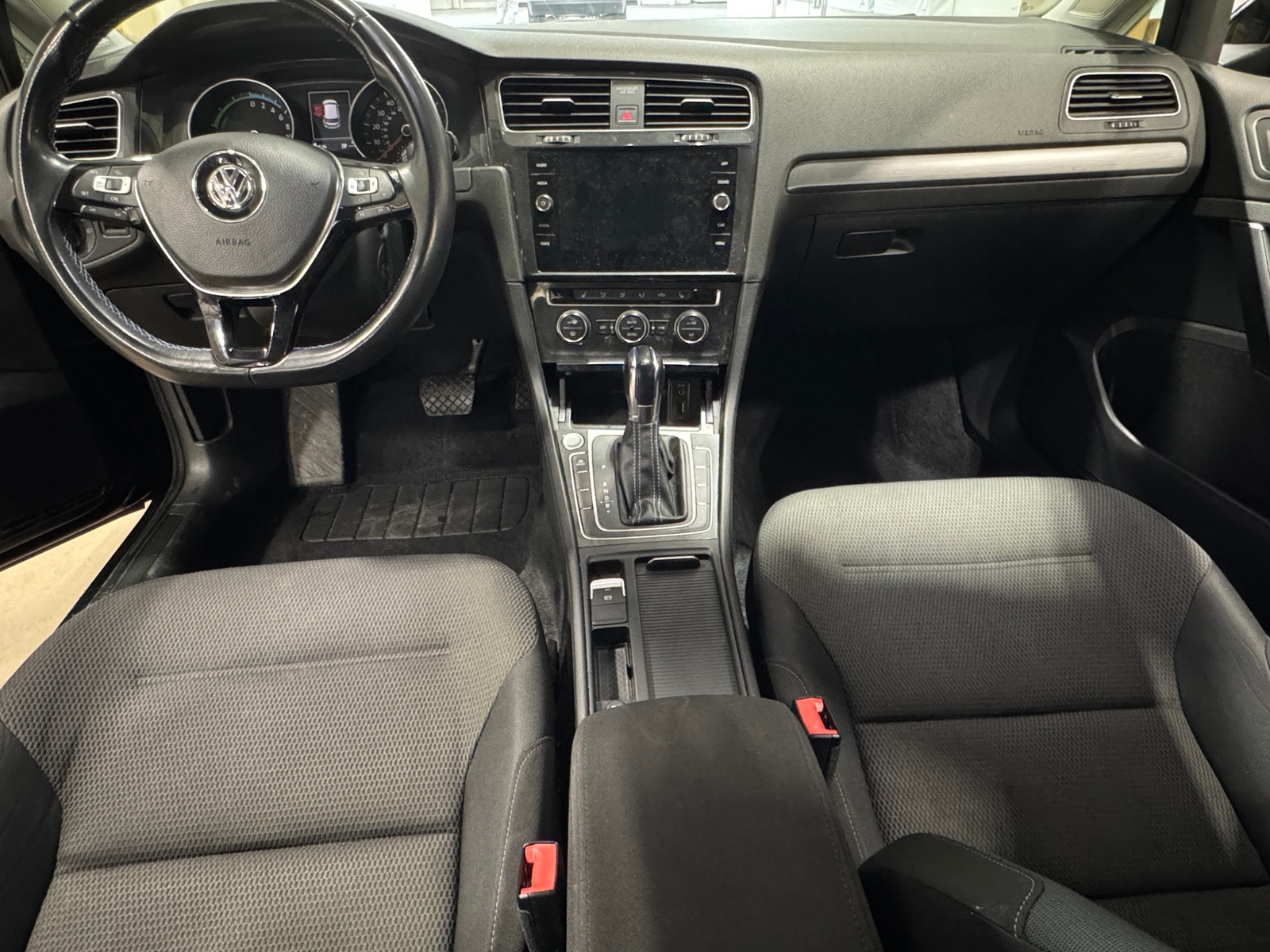 Thumbnail: 2017 Volkswagen e-Golf - 3