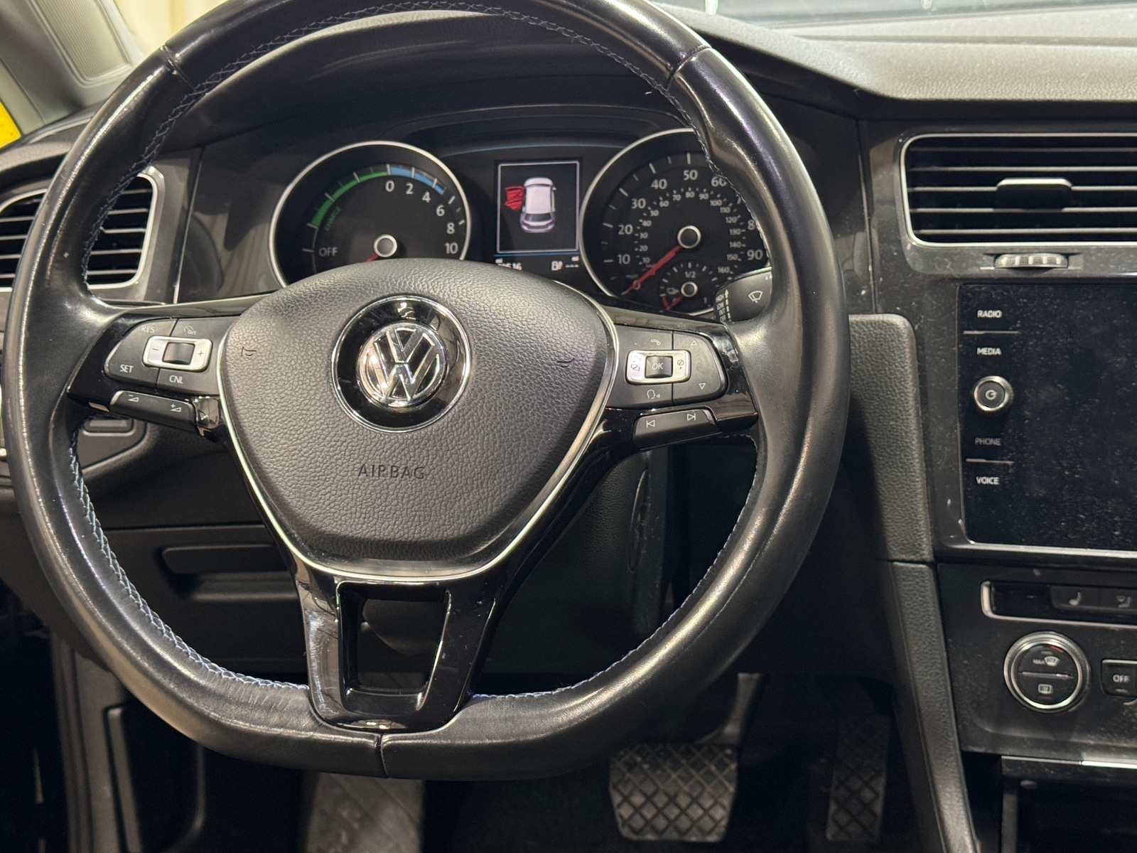Thumbnail: 2017 Volkswagen e-Golf - 5