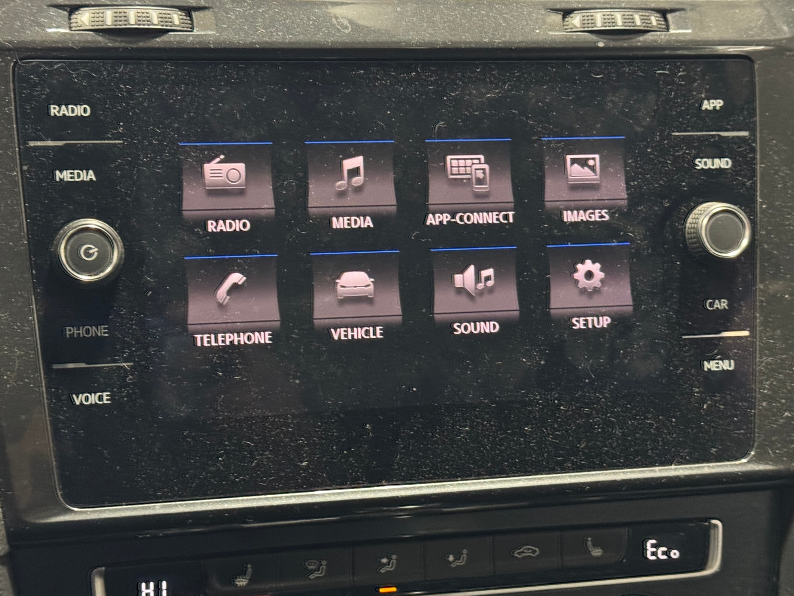 Thumbnail: 2017 Volkswagen e-Golf - 4