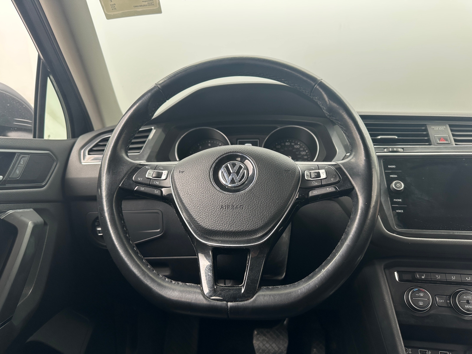 Thumbnail: 2018 Volkswagen Tiguan - 4
