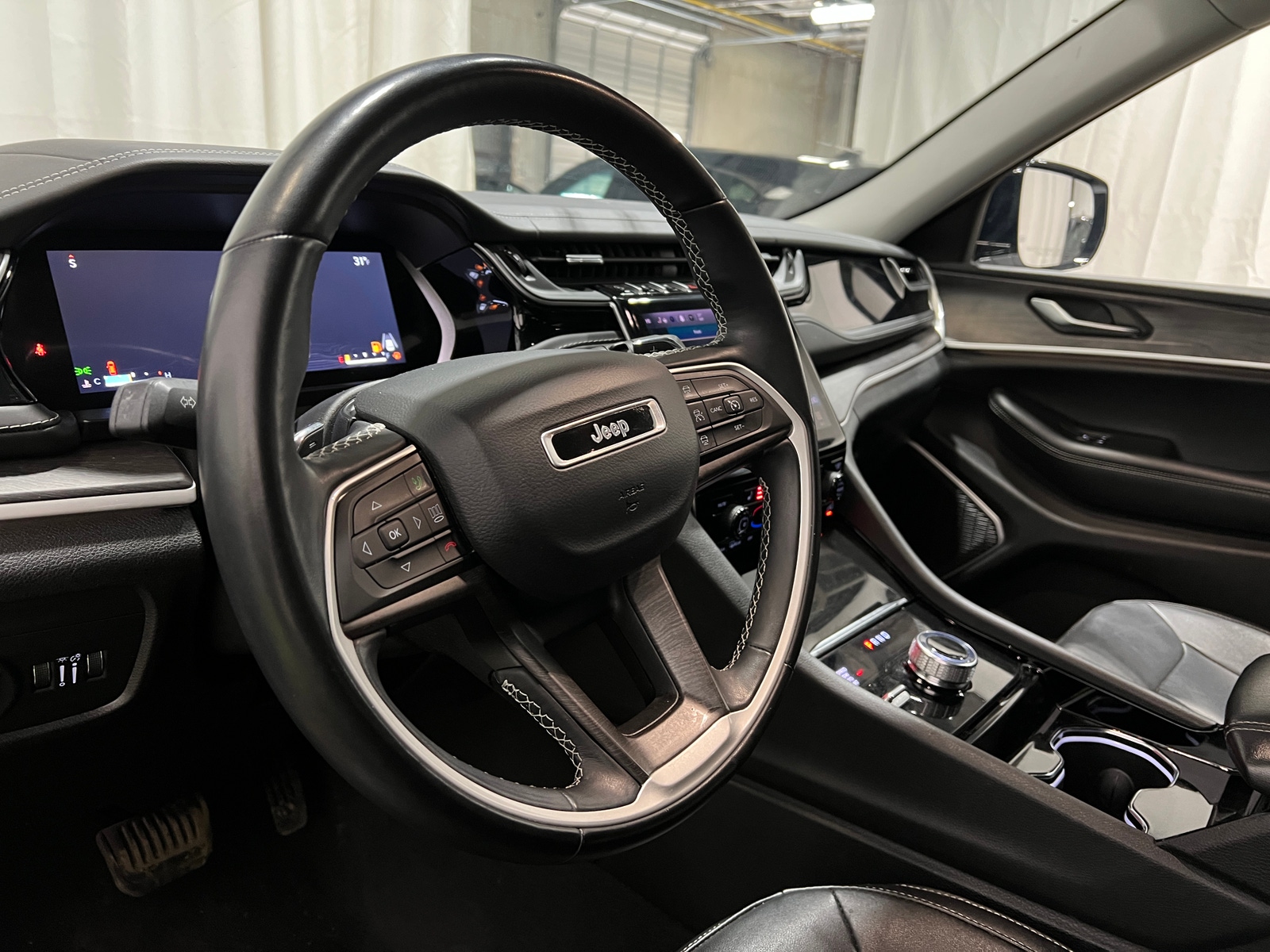 Thumbnail: 2022 Jeep Grand Cherokee L - 4