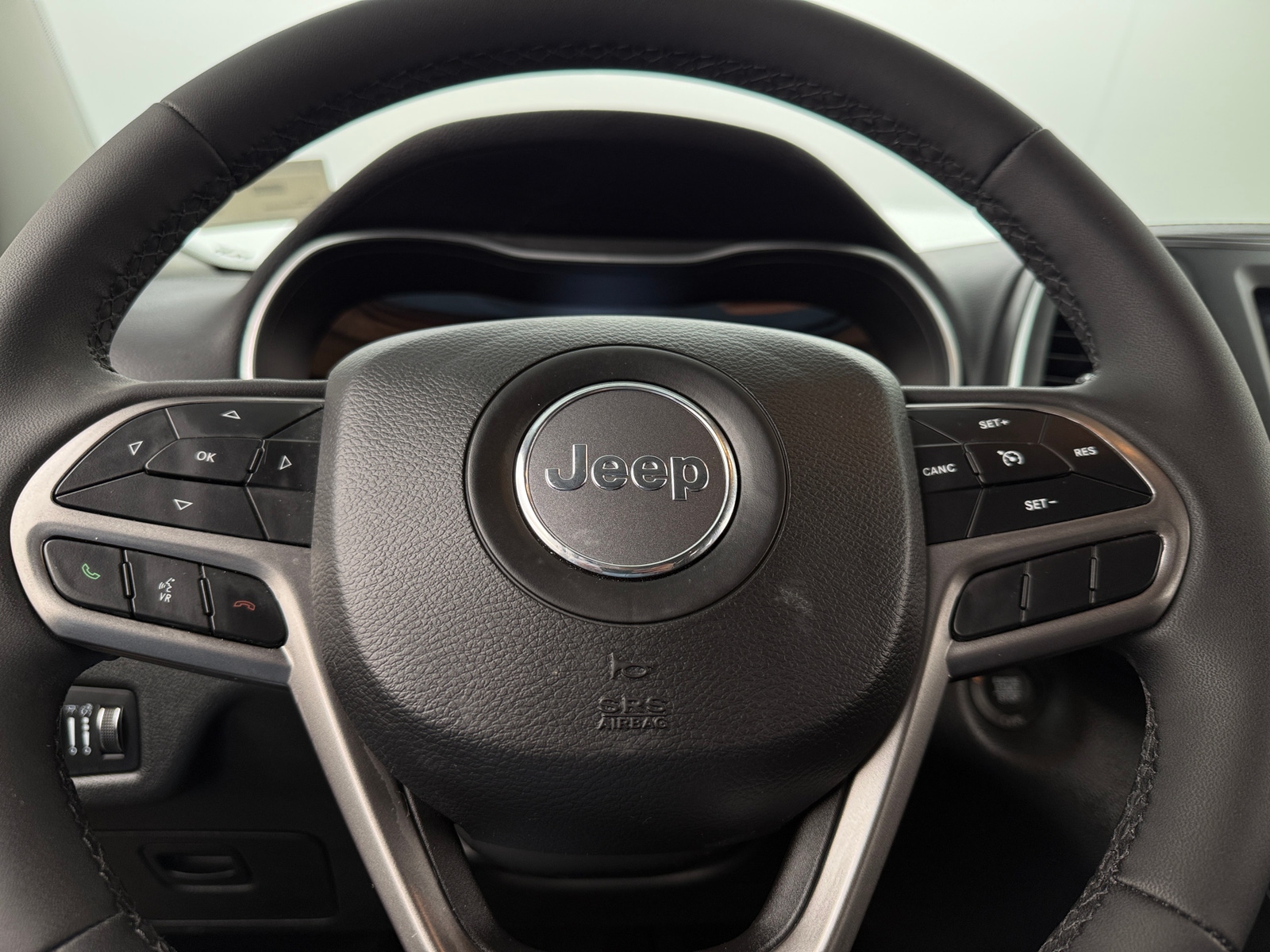 Thumbnail: 2022 Jeep Cherokee - 4