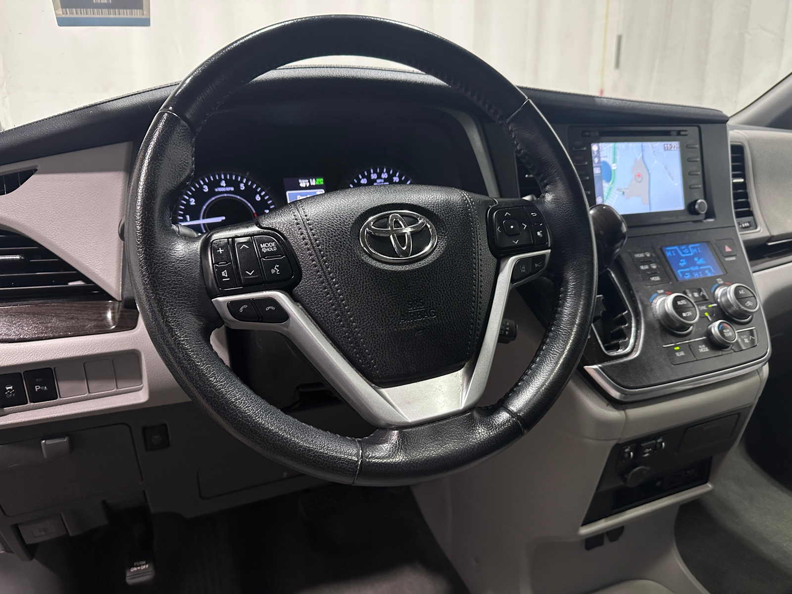 Thumbnail: 2019 Toyota Sienna - 4
