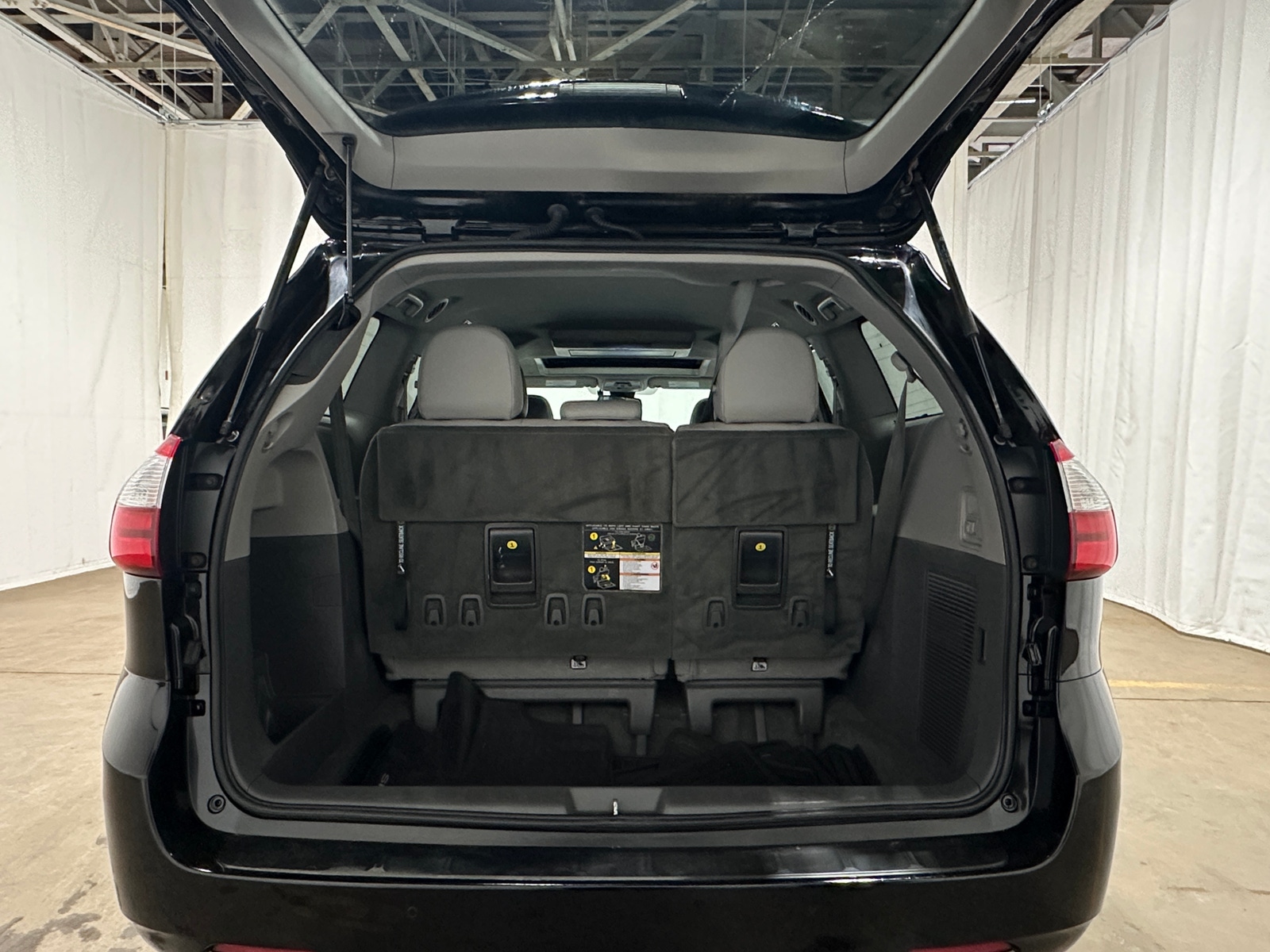 Thumbnail: 2019 Toyota Sienna - 6