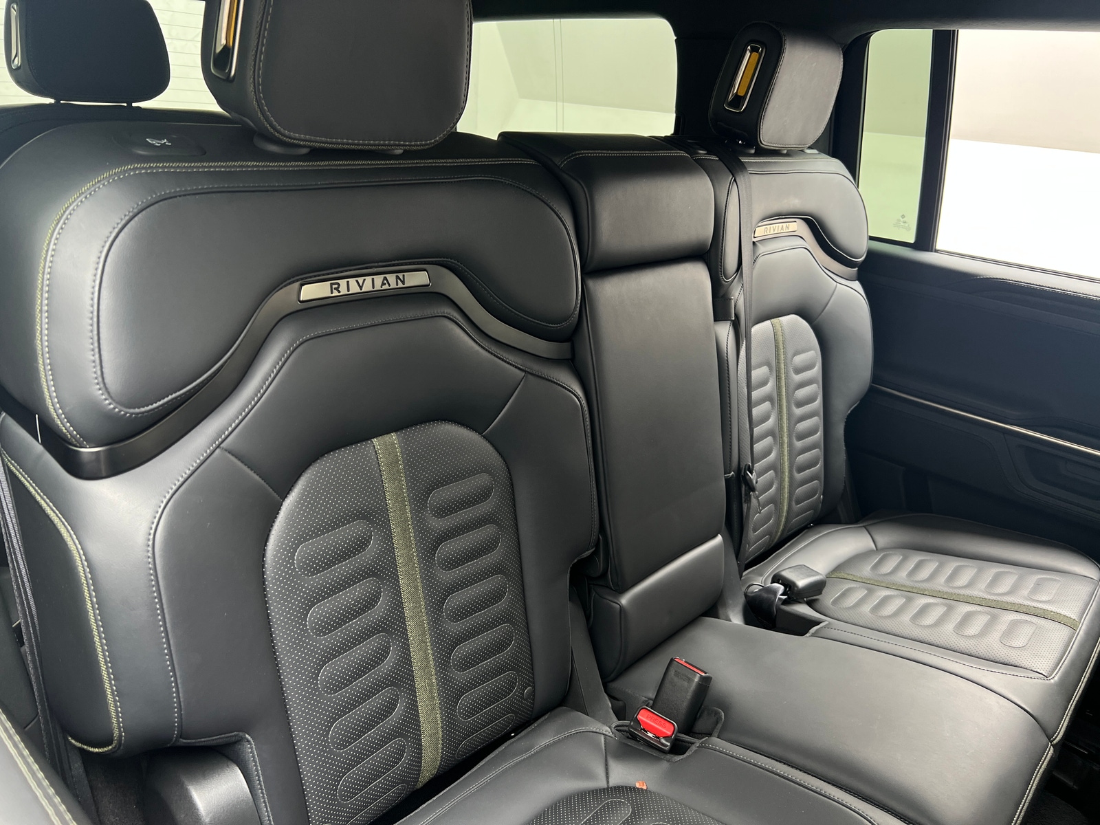 Thumbnail: 2025 Rivian R1S - 4