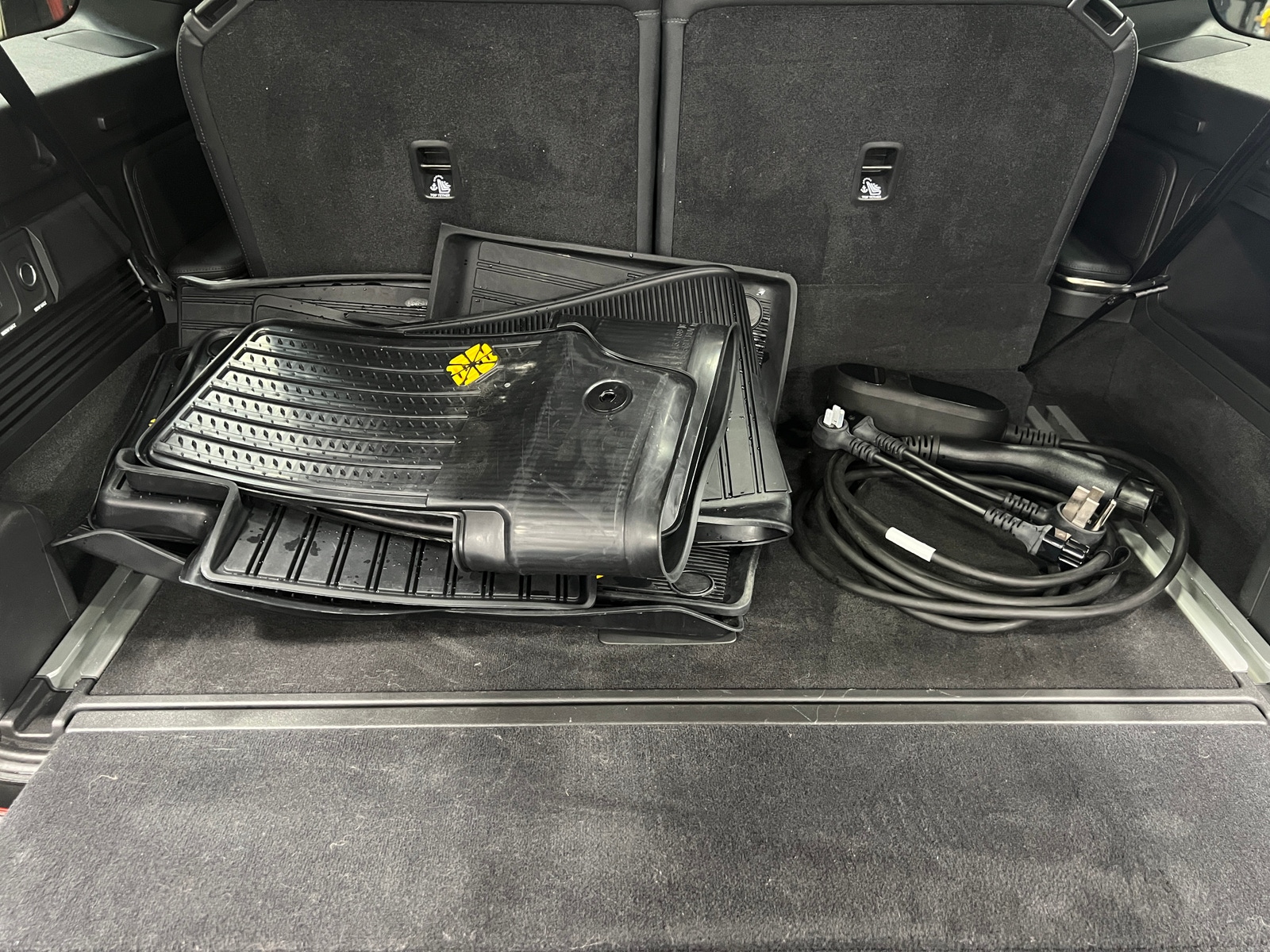 Thumbnail: 2025 Rivian R1S - 5