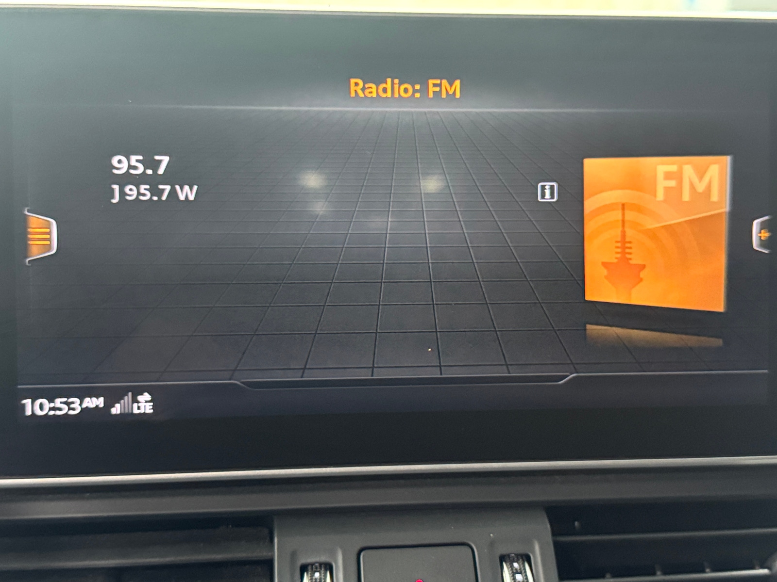 Thumbnail: 2019 Audi SQ5 - 3