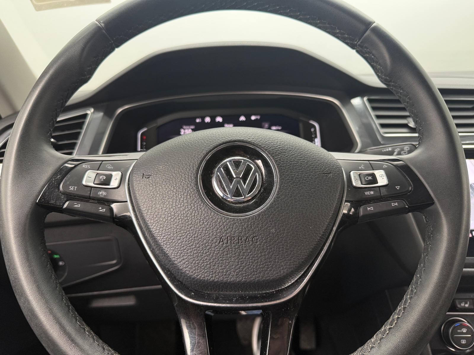 Thumbnail: 2020 Volkswagen Tiguan - 4