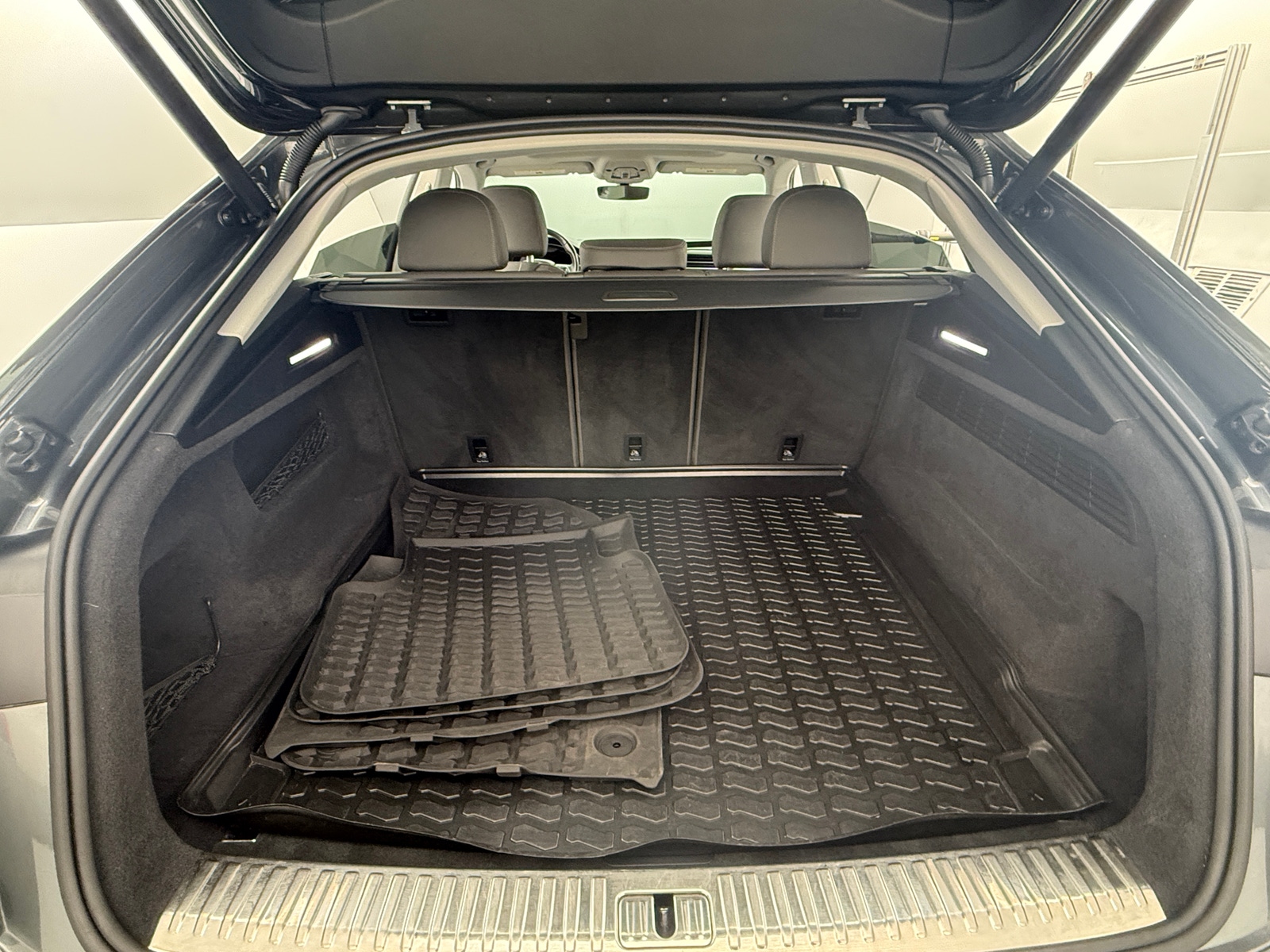 Thumbnail: 2021 Audi Q8 - 6