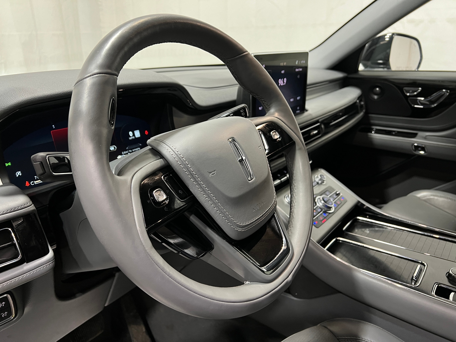 Thumbnail: 2021 Lincoln Aviator - 4