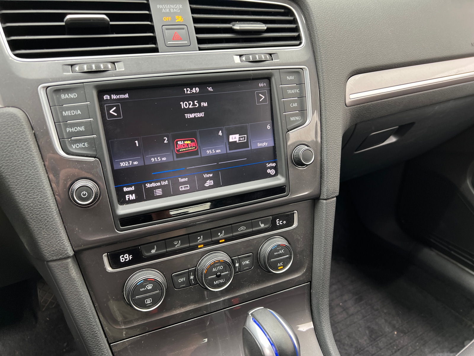 Thumbnail: 2016 Volkswagen e-Golf - 3