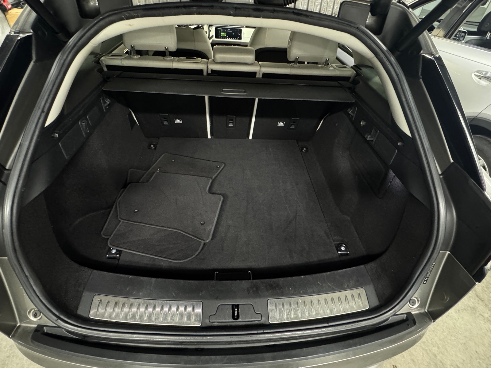 Thumbnail: 2018 Land Rover Range Rover Velar - 6