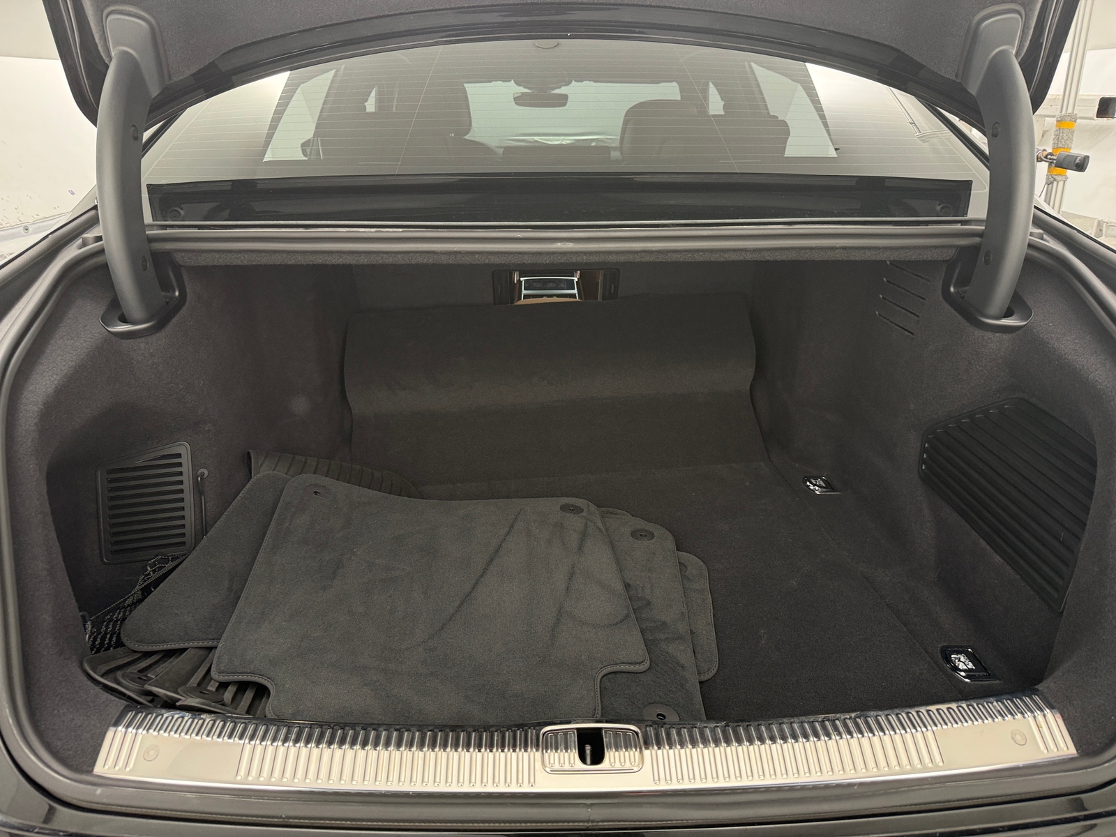 Thumbnail: 2023 Audi A8 - 6