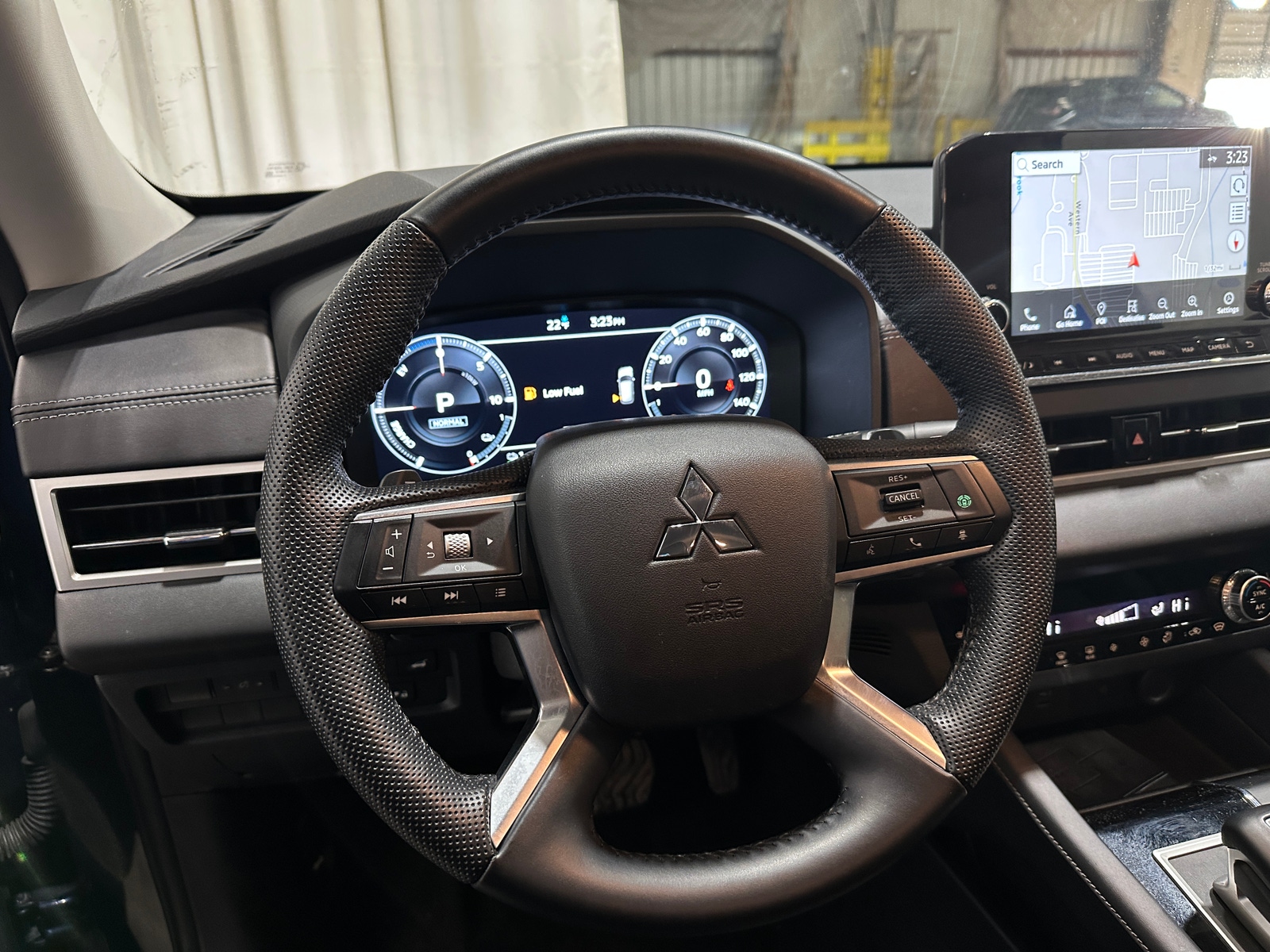 Thumbnail: 2023 Mitsubishi Outlander - 4