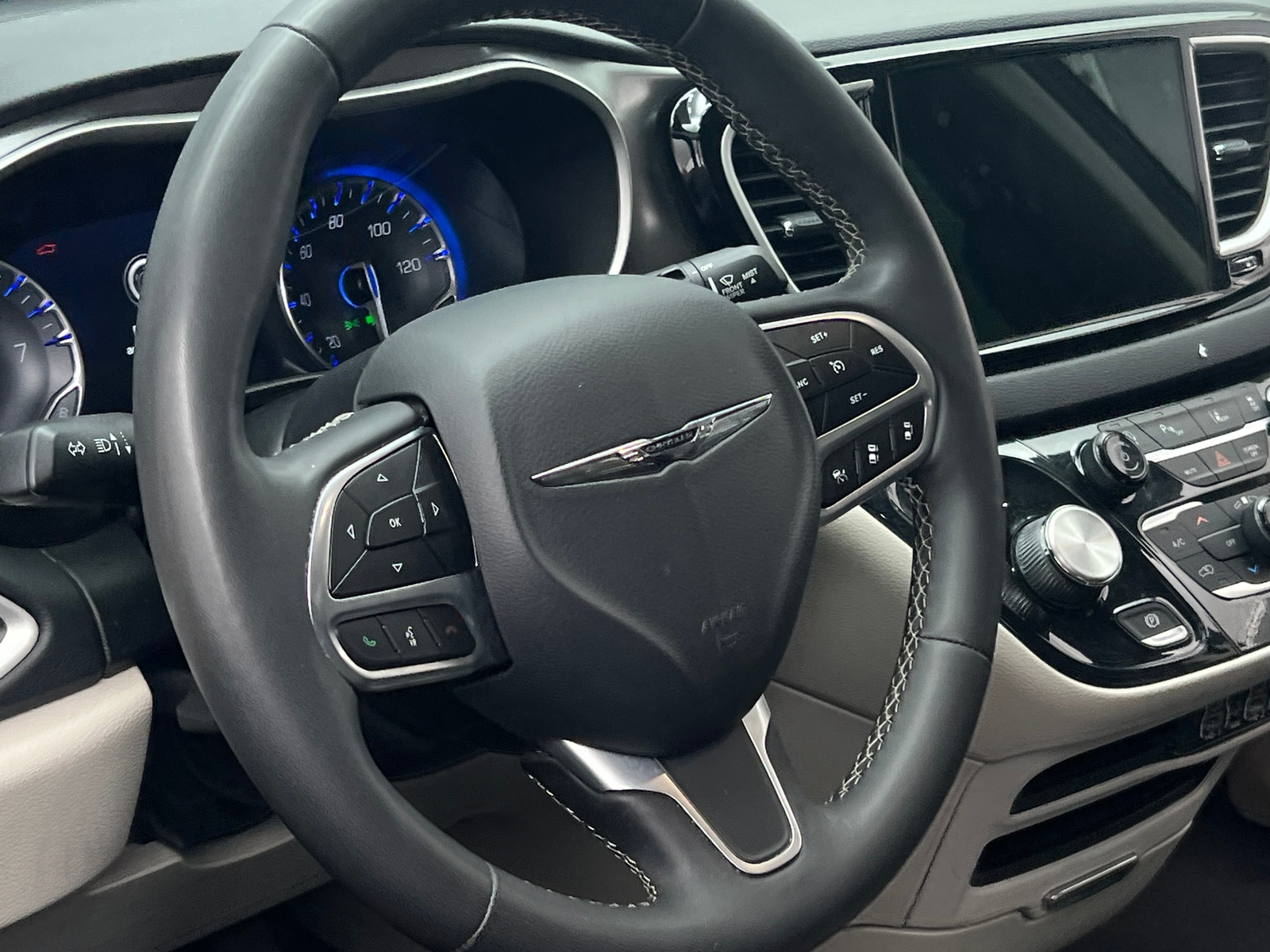 Thumbnail: 2023 Chrysler Pacifica - 4