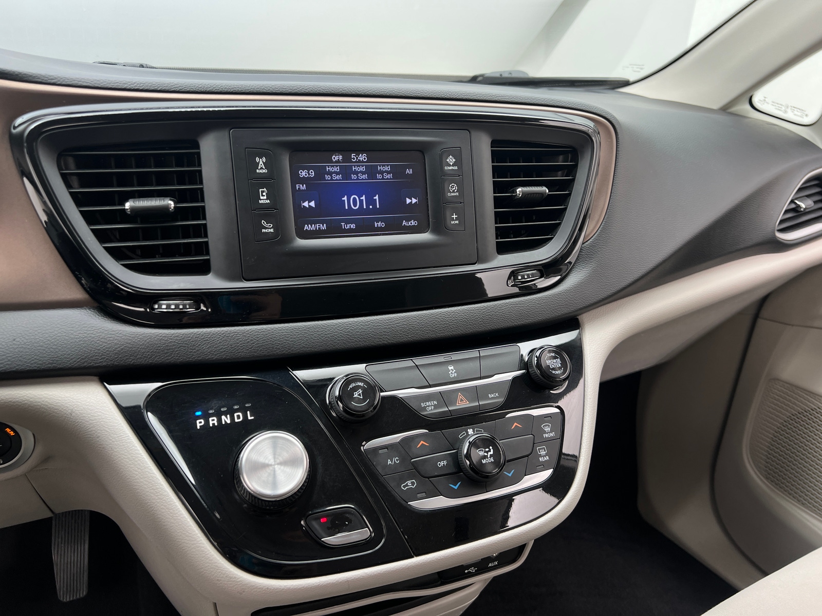 Thumbnail: 2017 Chrysler Pacifica - 4