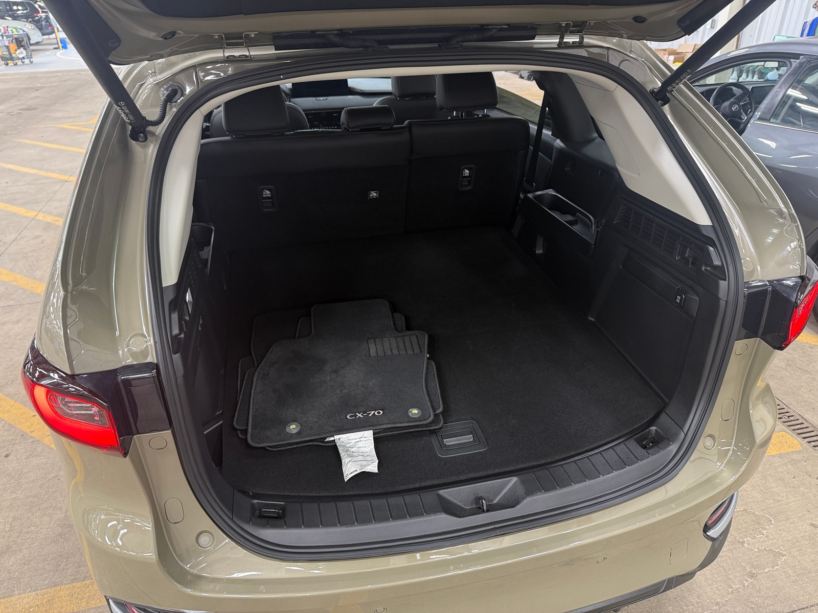 Thumbnail: 2025 Mazda CX-70 - 6