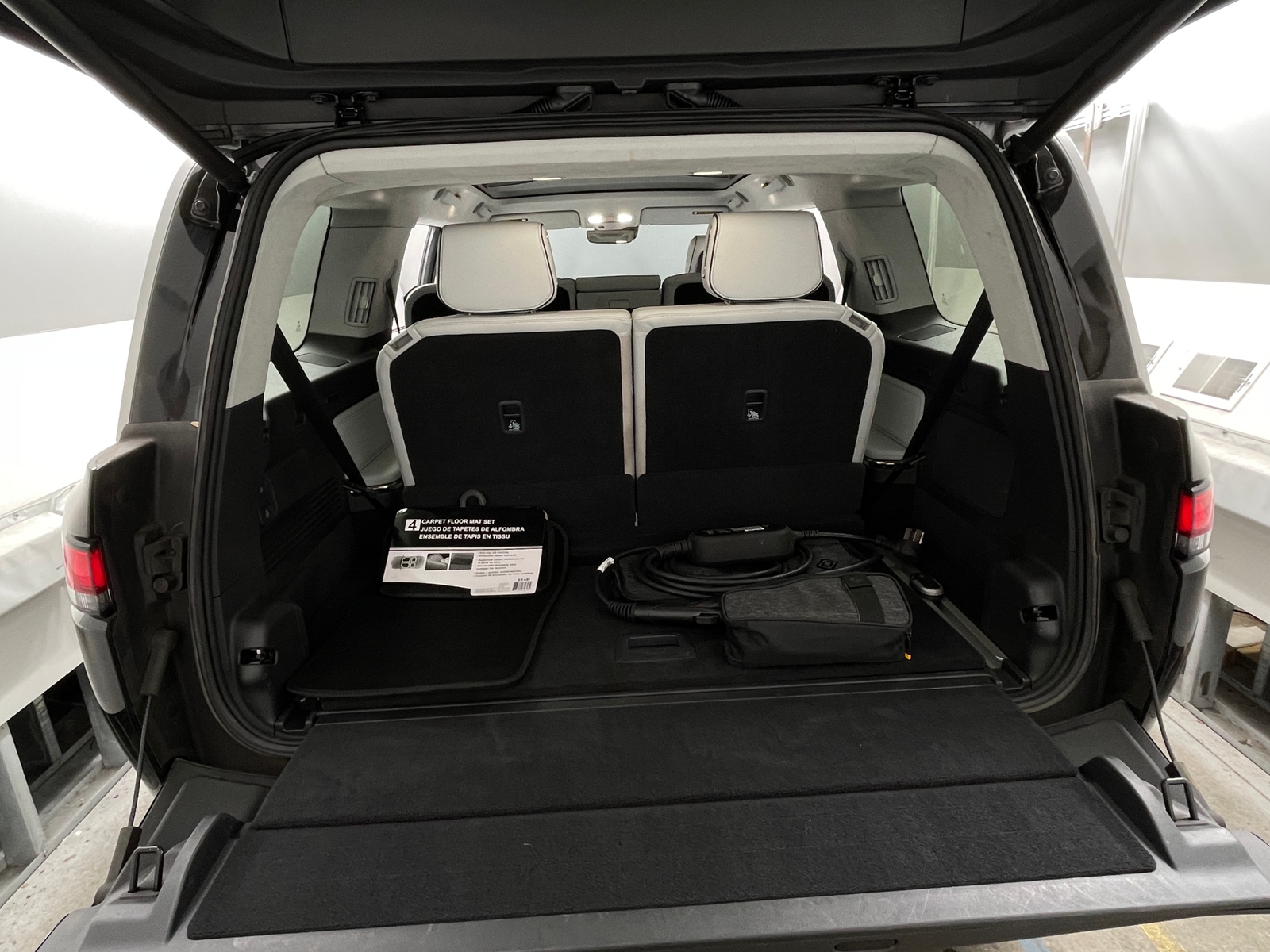 Thumbnail: 2023 Rivian R1S - 6