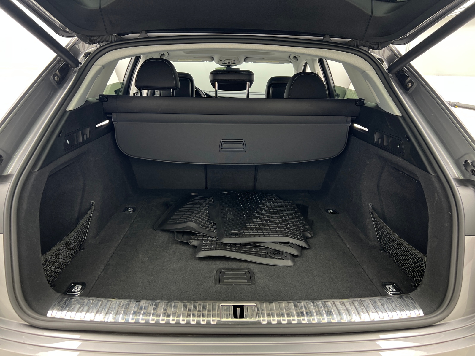 Thumbnail: 2019 Audi e-tron - 6