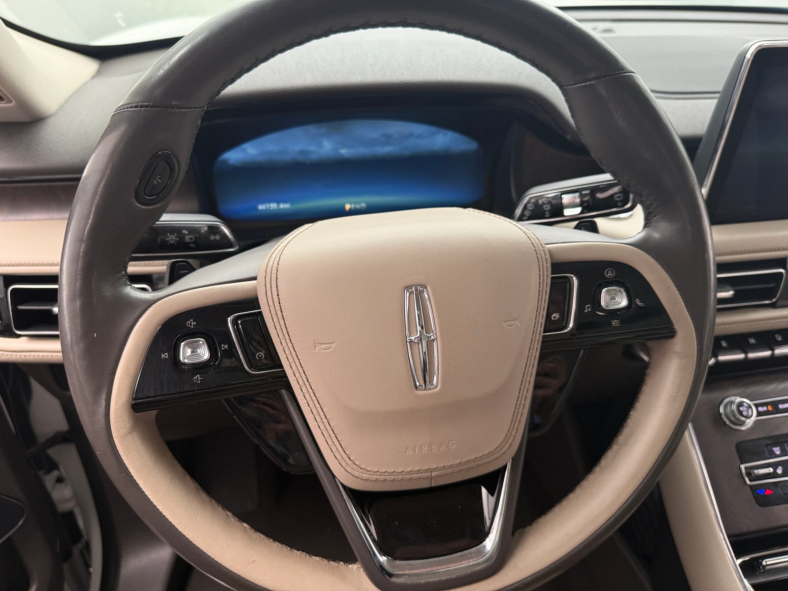 Thumbnail: 2022 Lincoln Aviator - 4