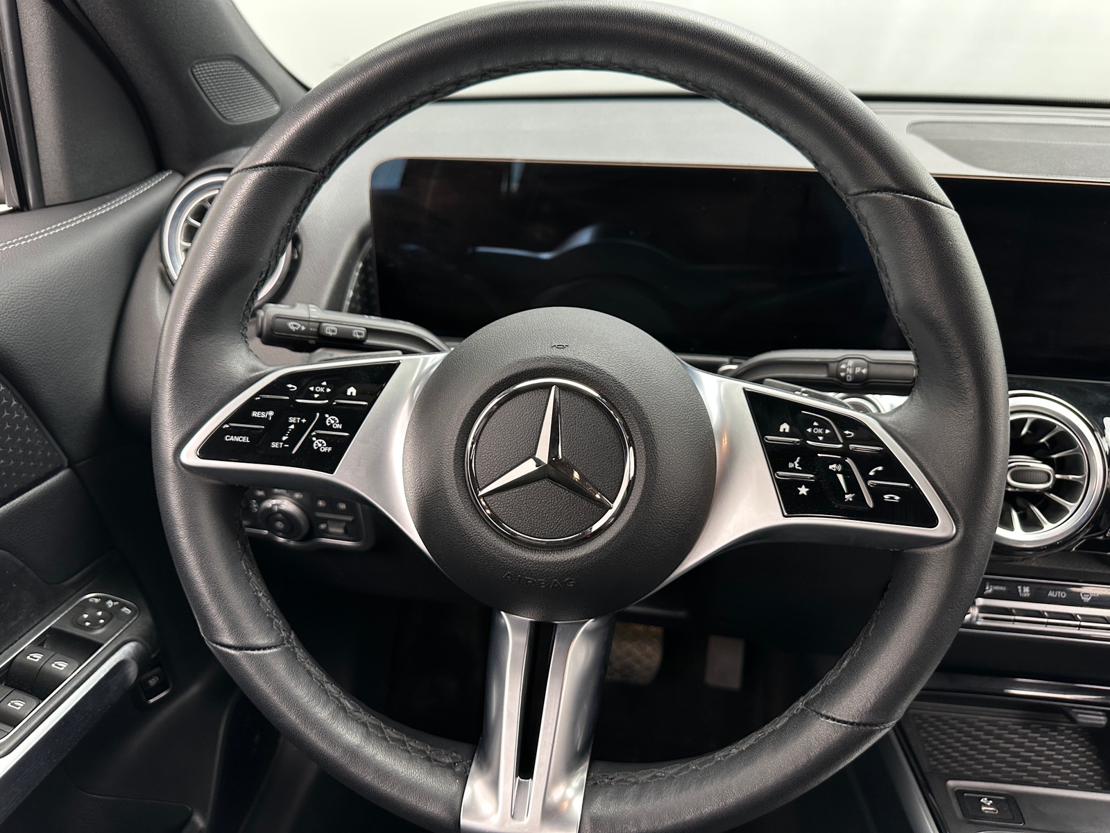 Thumbnail: 2025 Mercedes-Benz GLB - 4