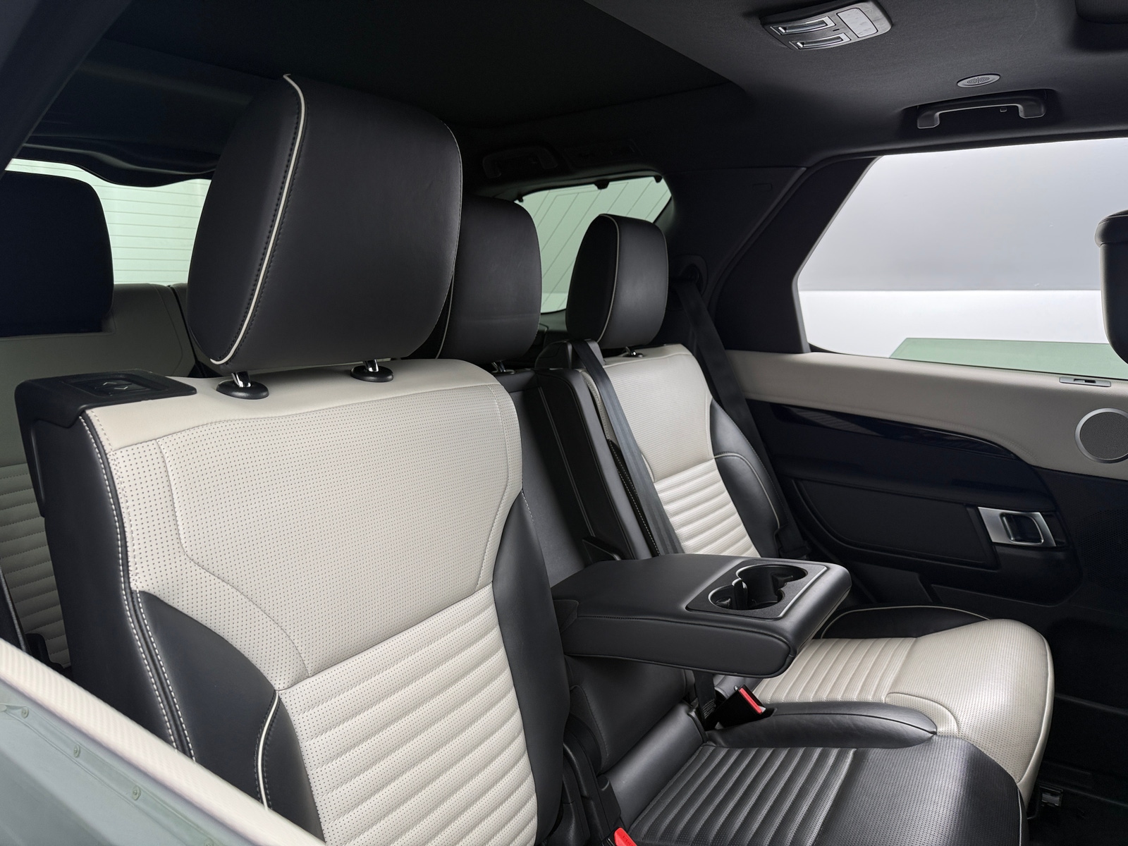 Thumbnail: 2021 Land Rover Discovery - 5