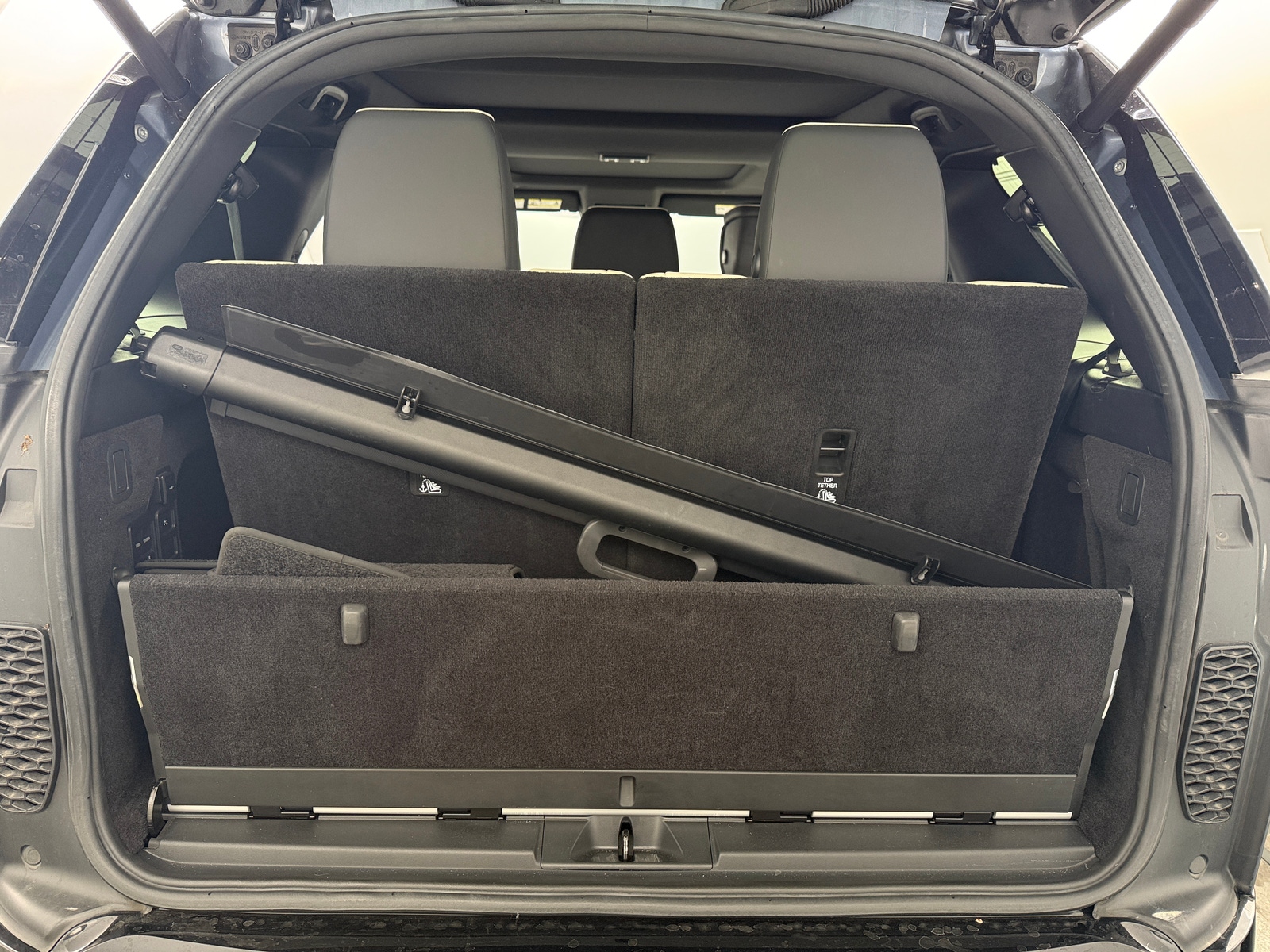 Thumbnail: 2021 Land Rover Discovery - 6