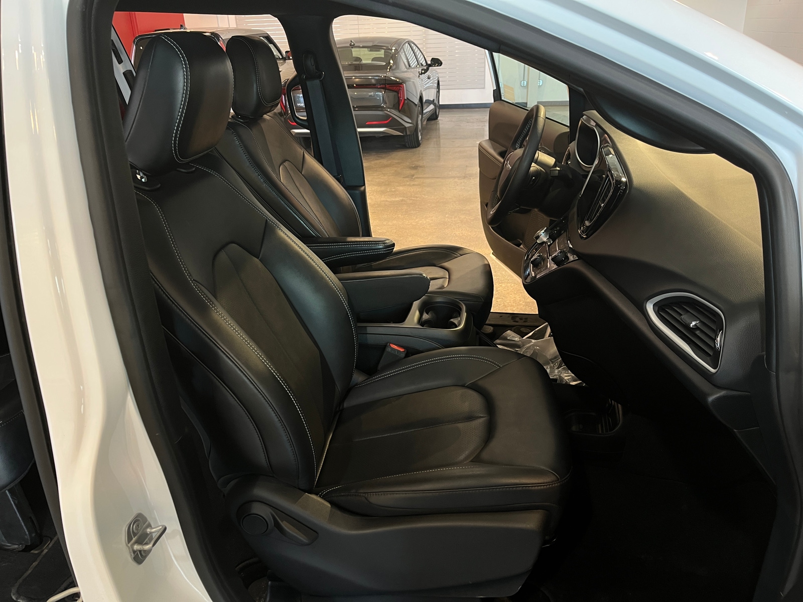 Thumbnail: 2025 Chrysler Pacifica - 2