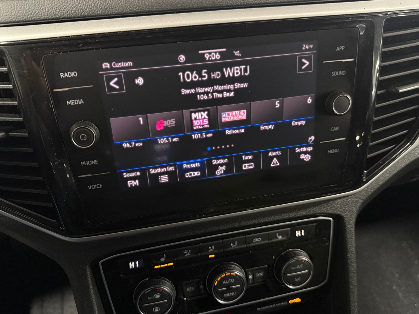 Thumbnail: 2022 Volkswagen Atlas - 3