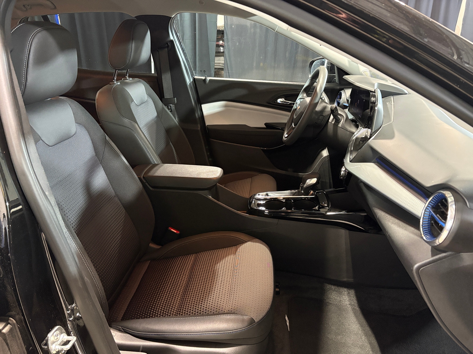 Thumbnail: 2025 Chevrolet Trax - 2