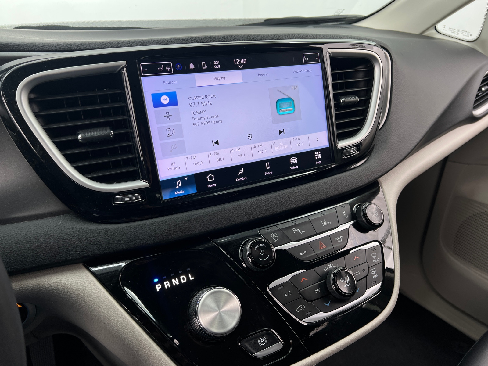 Thumbnail: 2024 Chrysler Pacifica - 3