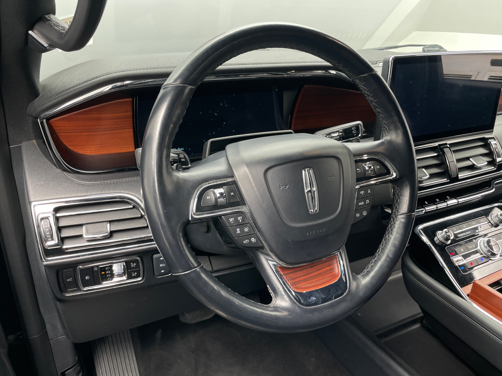 Thumbnail: 2024 Lincoln Navigator - 4