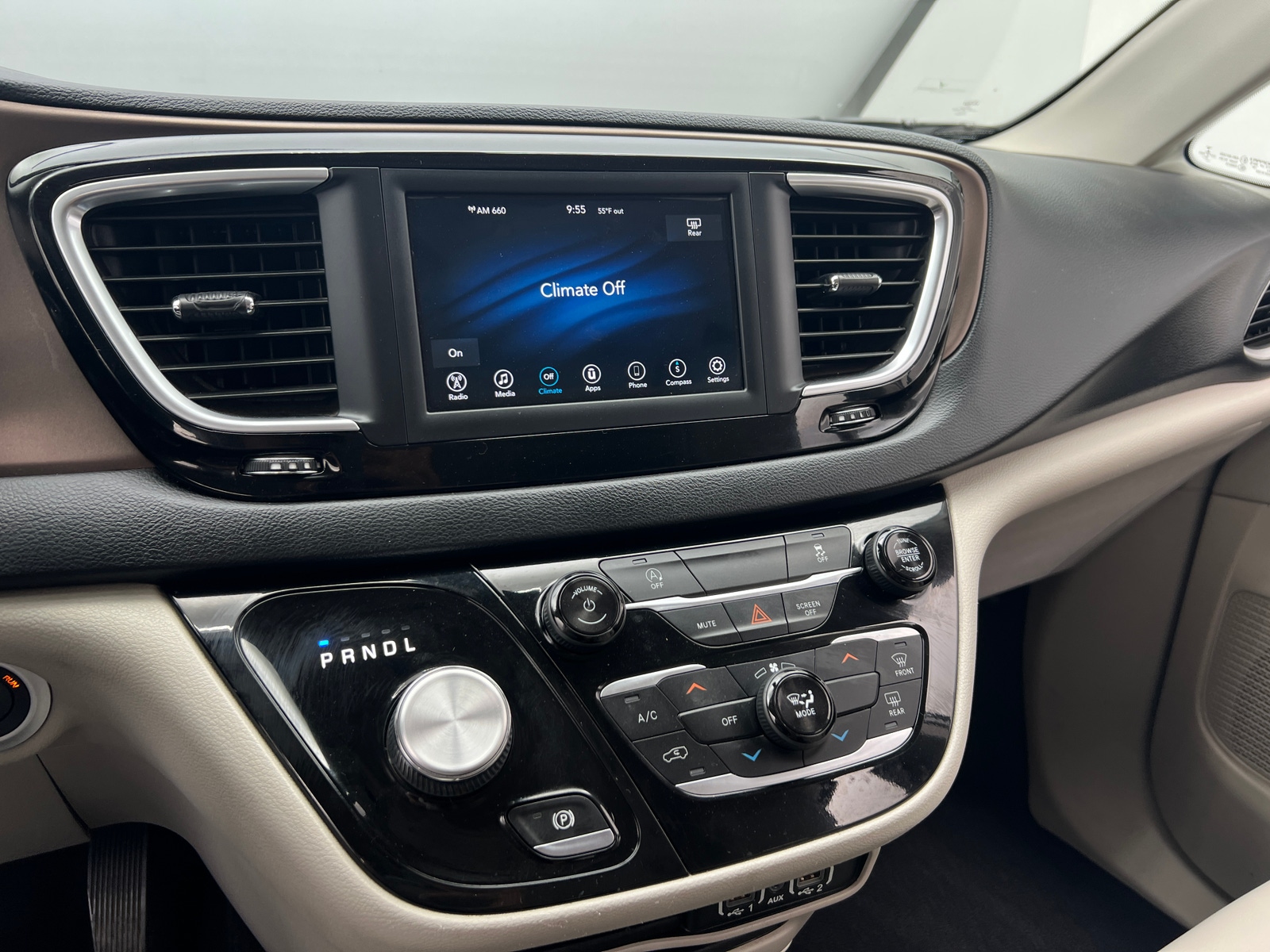 Thumbnail: 2021 Chrysler Voyager - 3