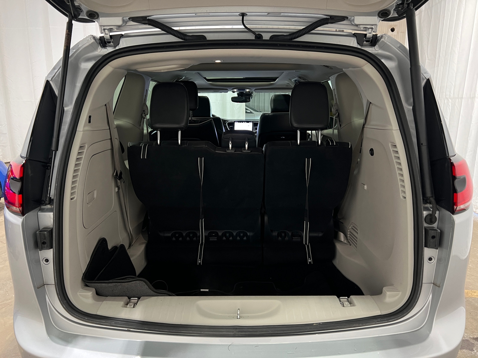 Thumbnail: 2022 Chrysler Pacifica - 6