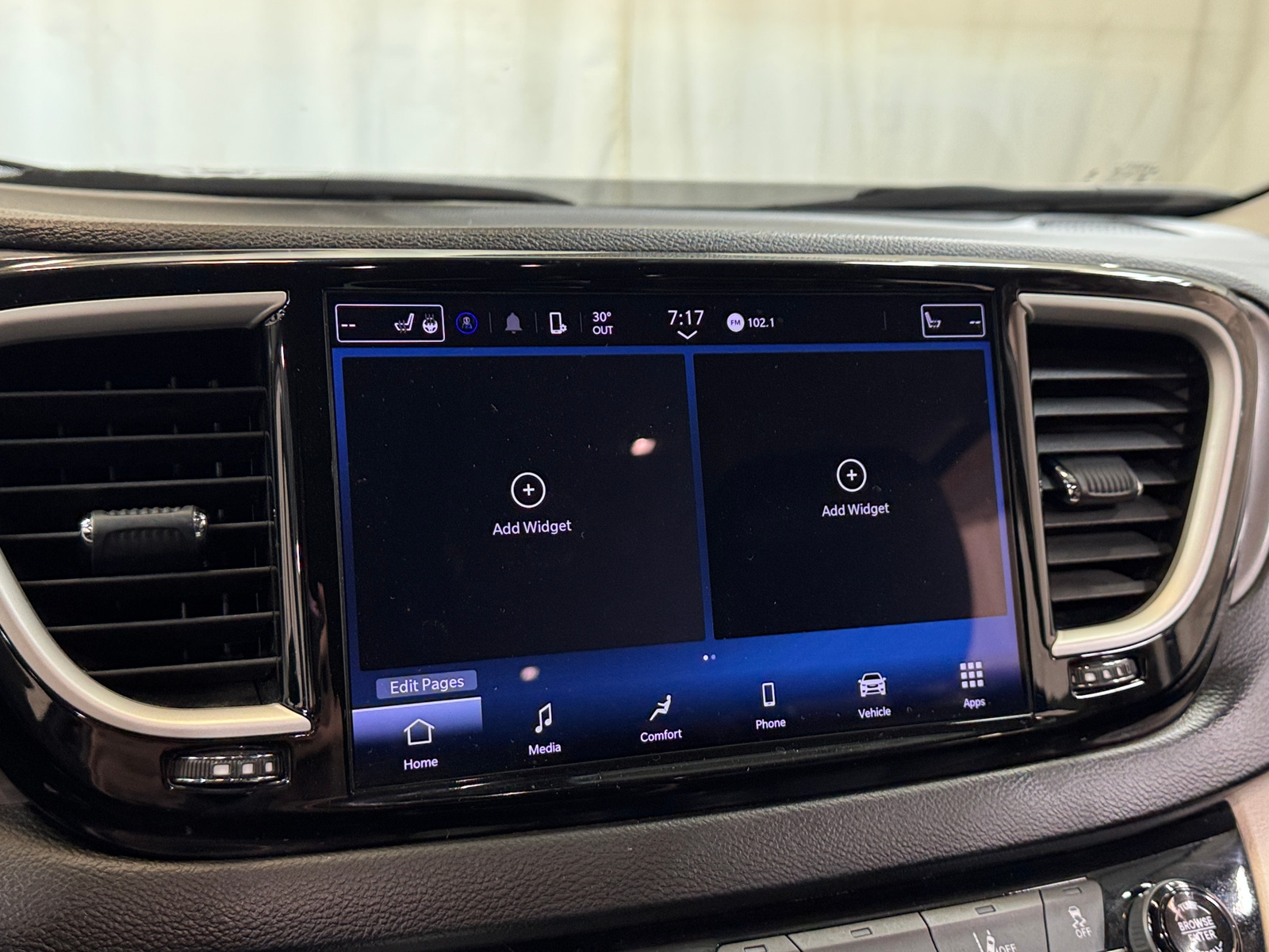 Thumbnail: 2024 Chrysler Pacifica - 3