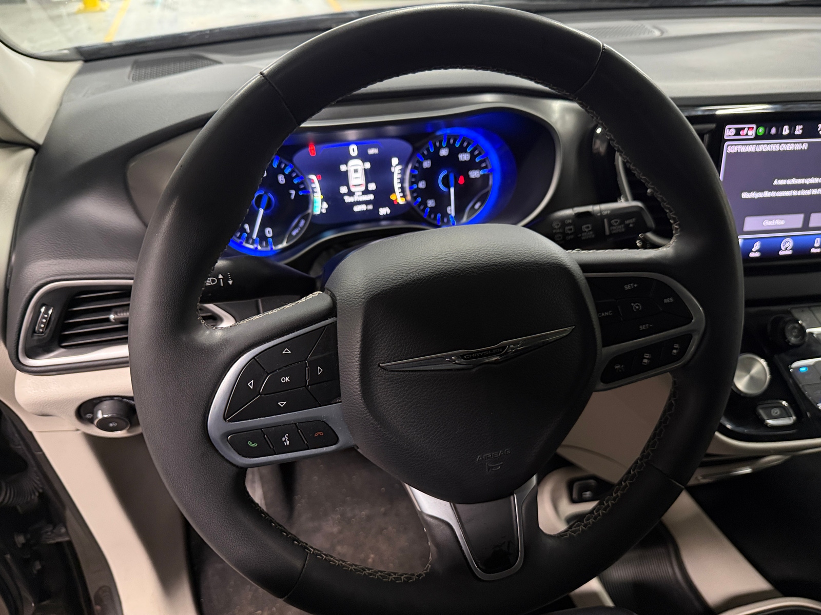 Thumbnail: 2023 Chrysler Pacifica - 4