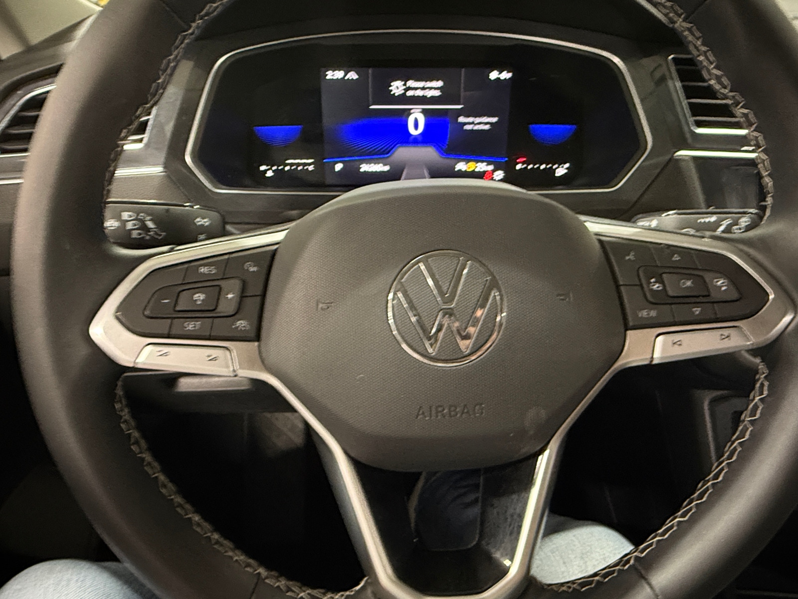 Thumbnail: 2023 Volkswagen Tiguan - 4