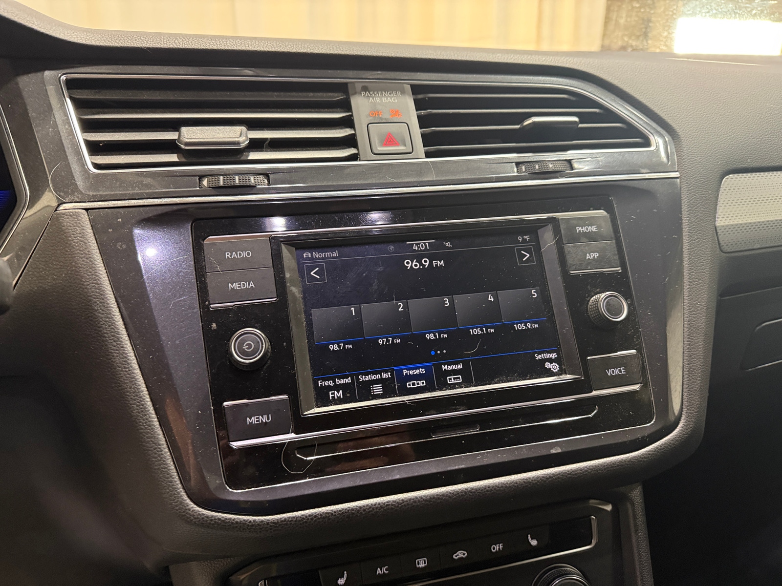 Thumbnail: 2023 Volkswagen Tiguan - 4