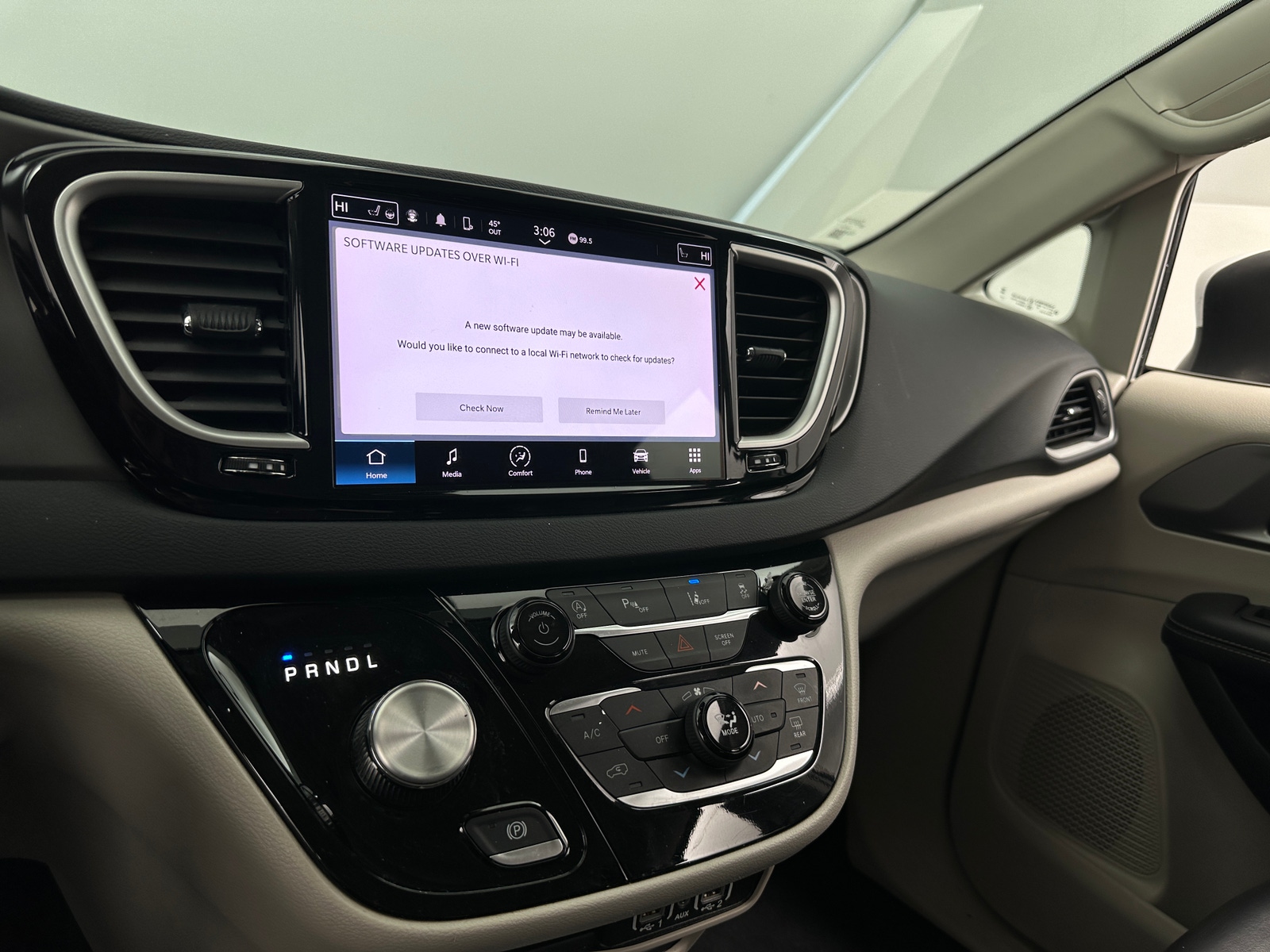 Thumbnail: 2023 Chrysler Pacifica - 3