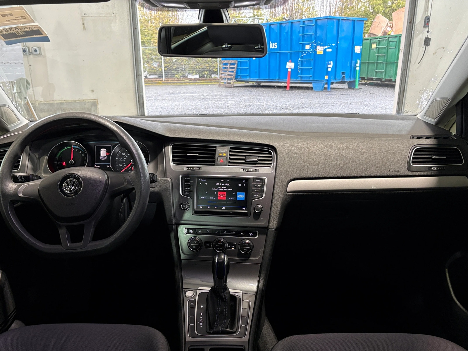 Thumbnail: 2016 Volkswagen e-Golf - 3