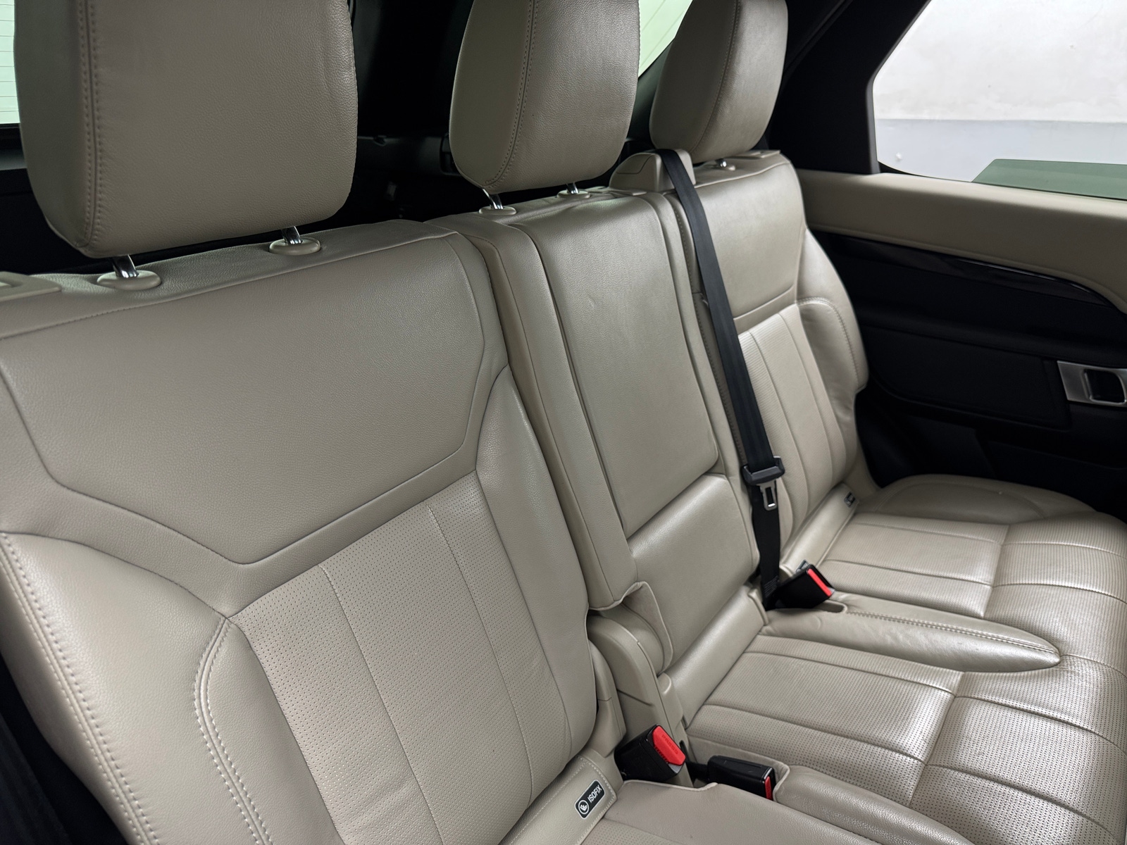 Thumbnail: 2020 Land Rover Discovery - 5